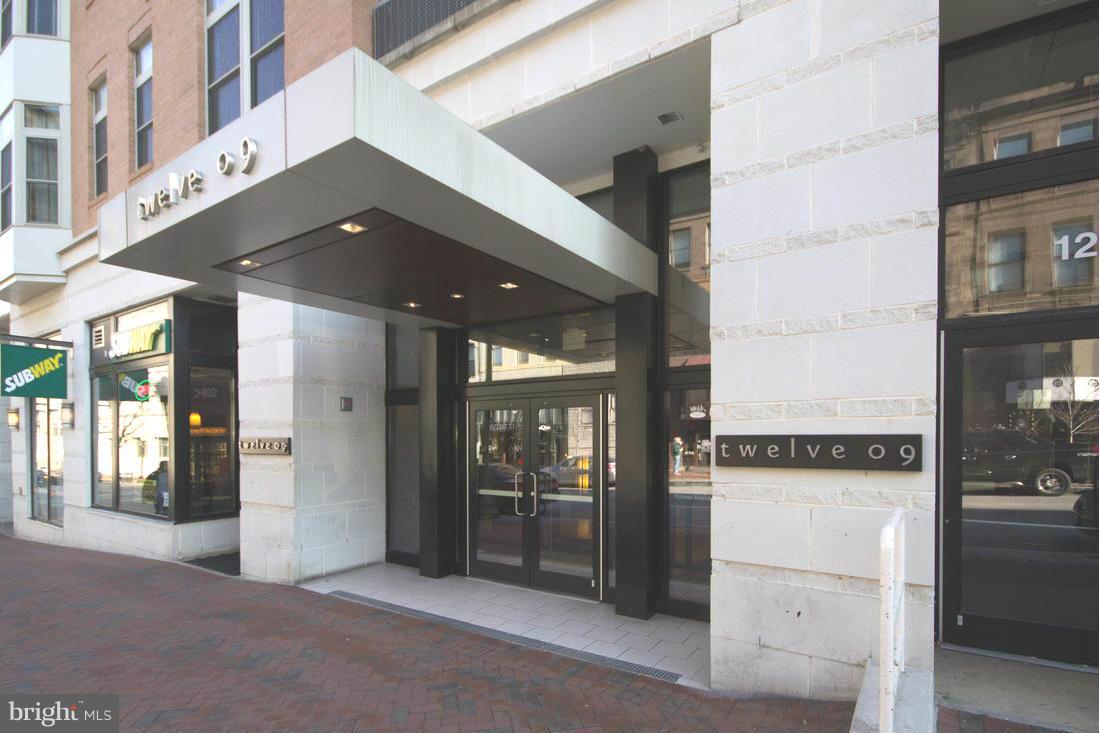 Contemporary condo in the heart of Mt. Vernon*With a cooks kit, gas stove, granite, SS appliances & Breakfast Bar*Wood floors in the open LR/DR area with lg. French doors providing natural light* BR suite with 2 closets & adjoining tiled bath with large vanity*Skylights lead the way to the private roof top deck with city views*Interior courtyard, Gym, garage parking & storage are all included.