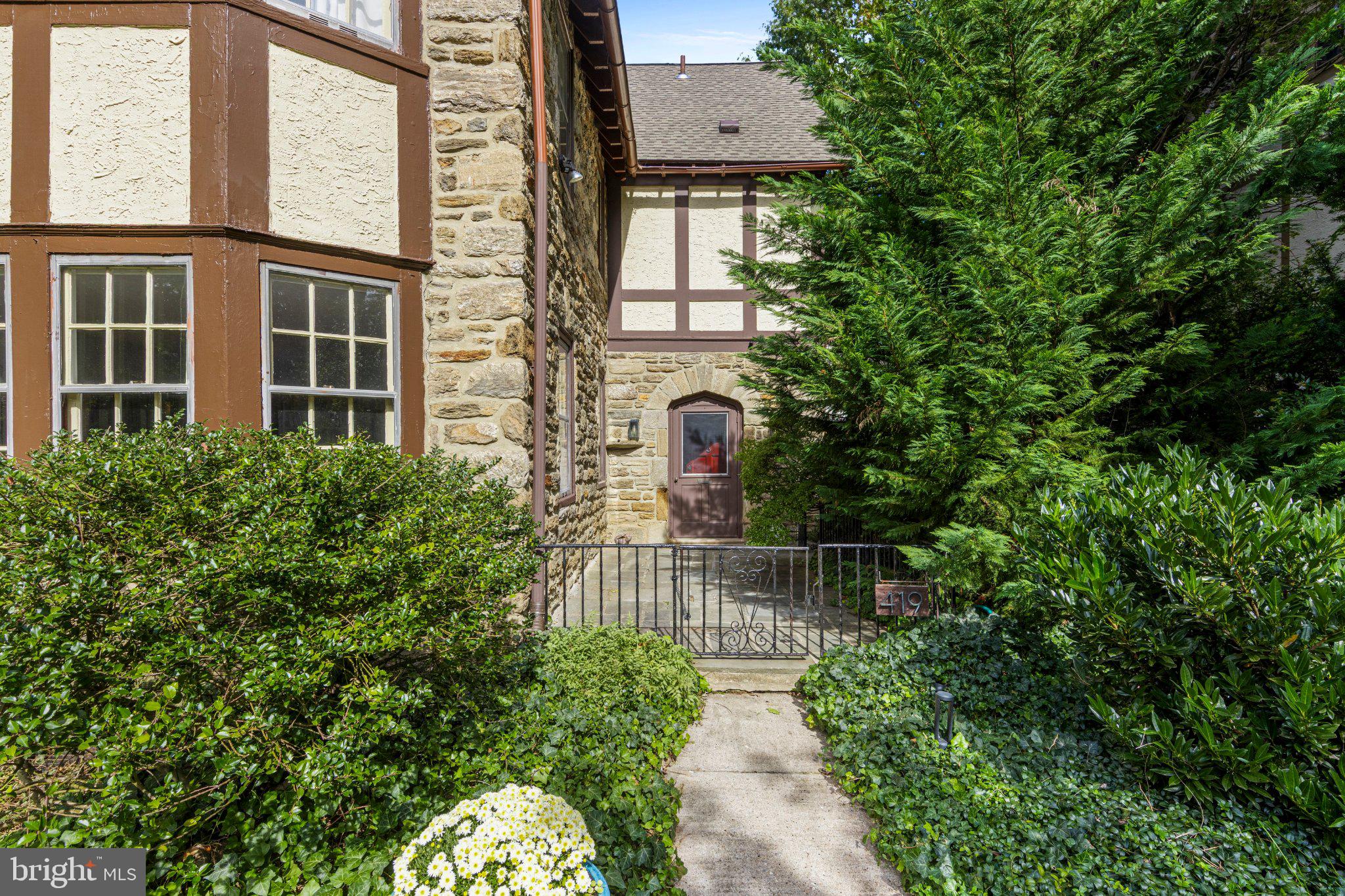 419 LODGES LANE