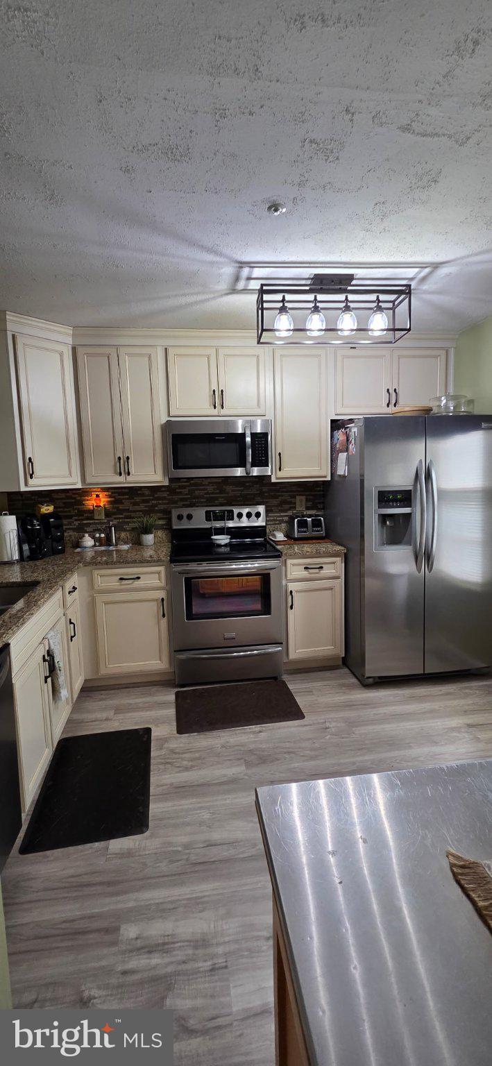 WHISPERING RIDGE - Residential