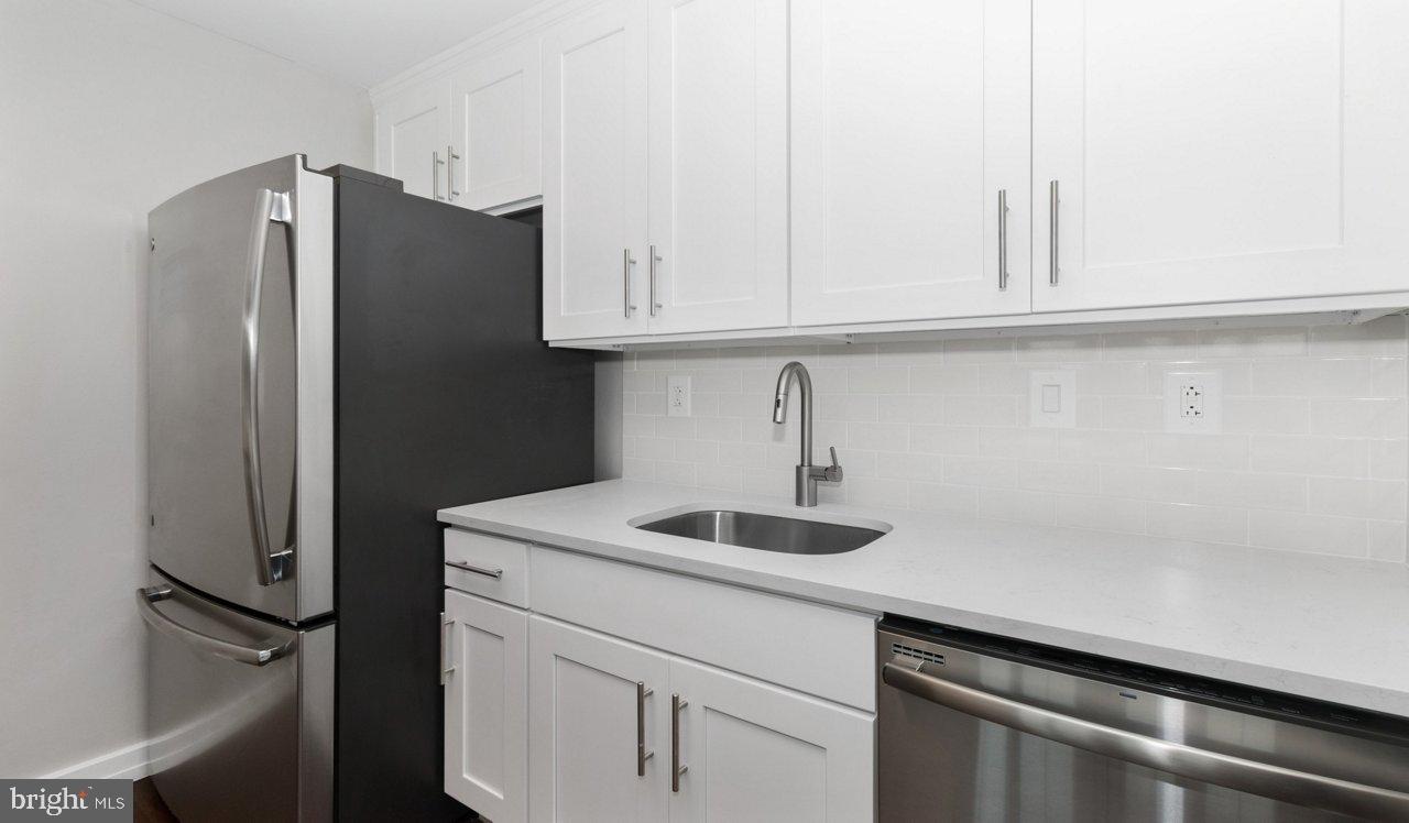 Located in the Fitler Square neighborhood, Locust on the Park offers the convenience of urban living with a welcoming neighborhood feel. The newly upgraded apartments feature modern kitchens with granite countertops and stainless-steel appliances. Hardwood floors throughout the living areas, high, industrial ceilings with oversized windows and spacious, loft-style floor plans. Each apartment contains a private washer and dryer and walk-in closets. Community also features a brand new 24-hour fitness center and new clubroom with demonstration kitchen. We are a pet friendly community with no weight limit on dogs.  Located adjacent to the Schuylkill River Park, provides close access to abundant green space and commuting is convenient with the nearby 30th Street Station. ** Photos are of model units **  Prices and availability subject to change on daily basis ** ** Parking may be available for additional fee **