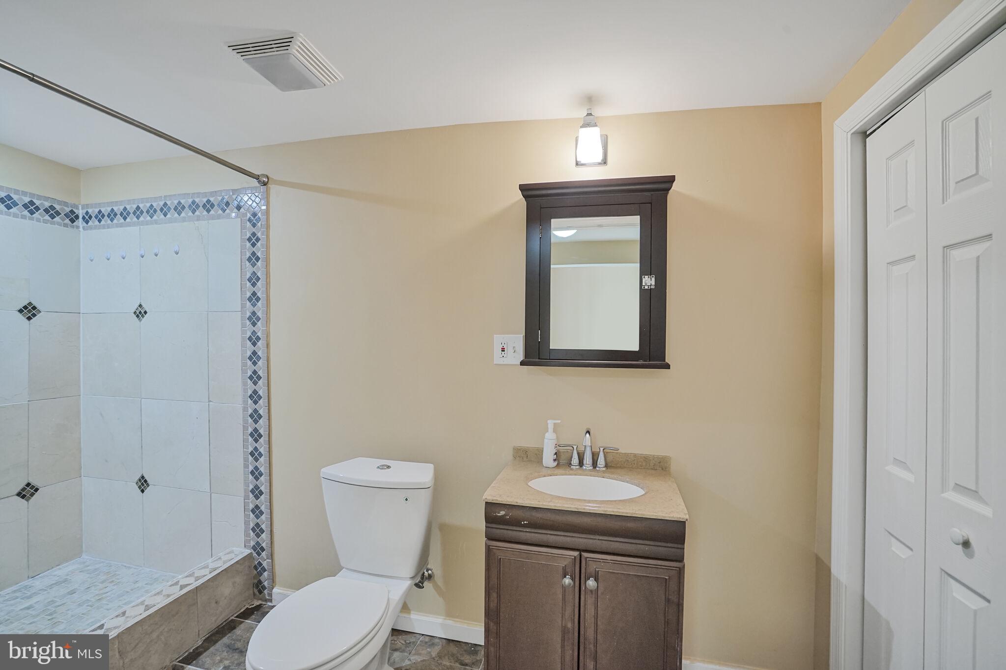 LAUREL HILL LANDBAY - Residential Lease