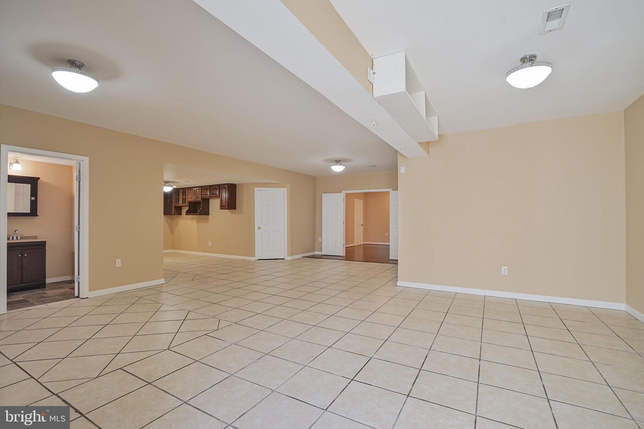 LAUREL HILL LANDBAY - Residential Lease