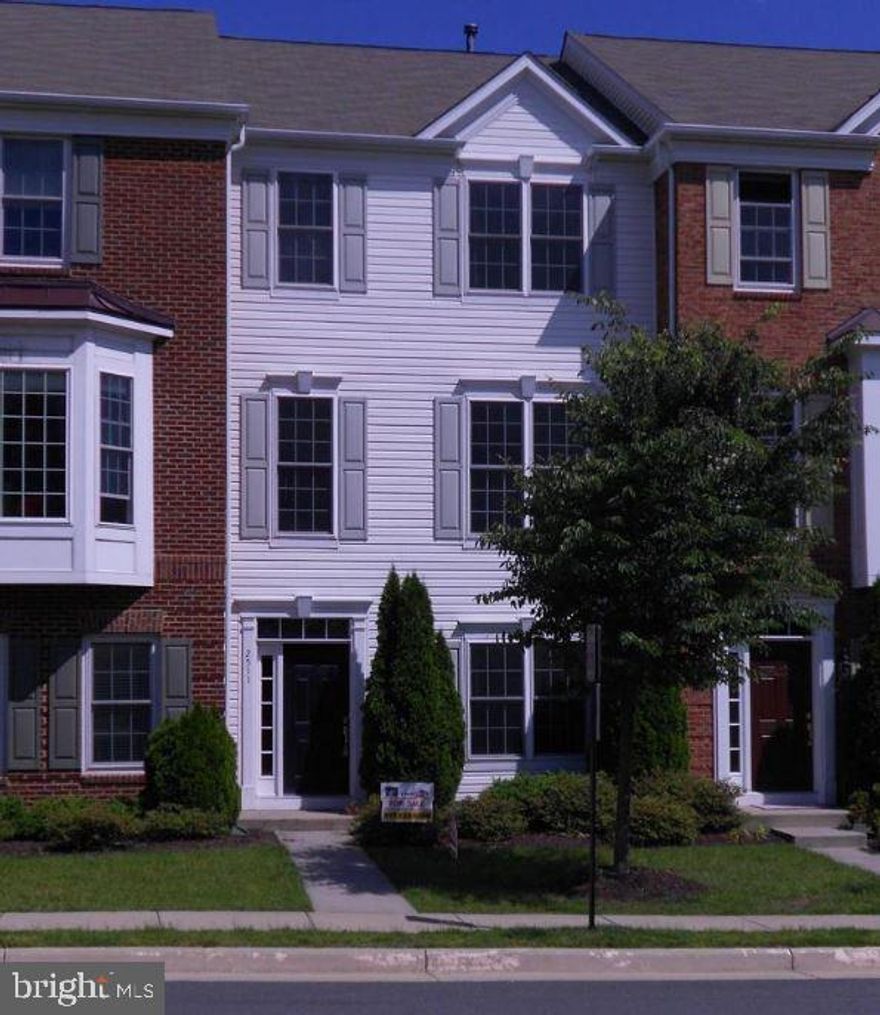 Clean and beautiful 3 level Townhome. Hardwood floors on main level. Kitchen with granite counters, stainless steel appliances, ceramic tile, Breakfast nook. Master bath with soaking tub and stand-up shower, 2 car Garage, Gas FP in rec room. close to shops, restaurants, entertainment, airport