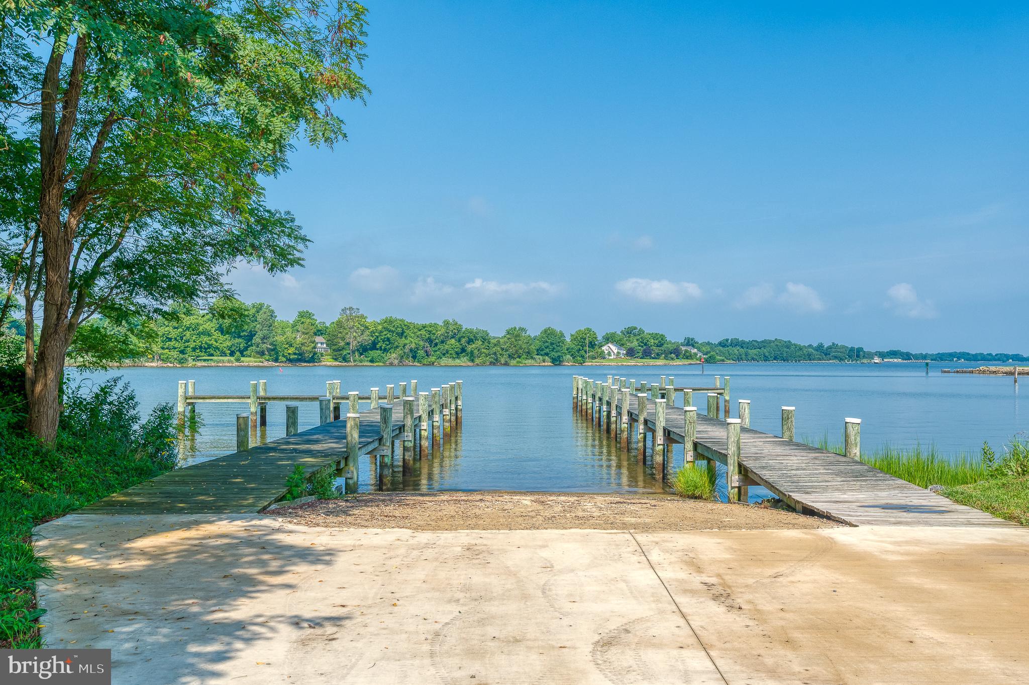 LONGBOAT ESTATES - Residential