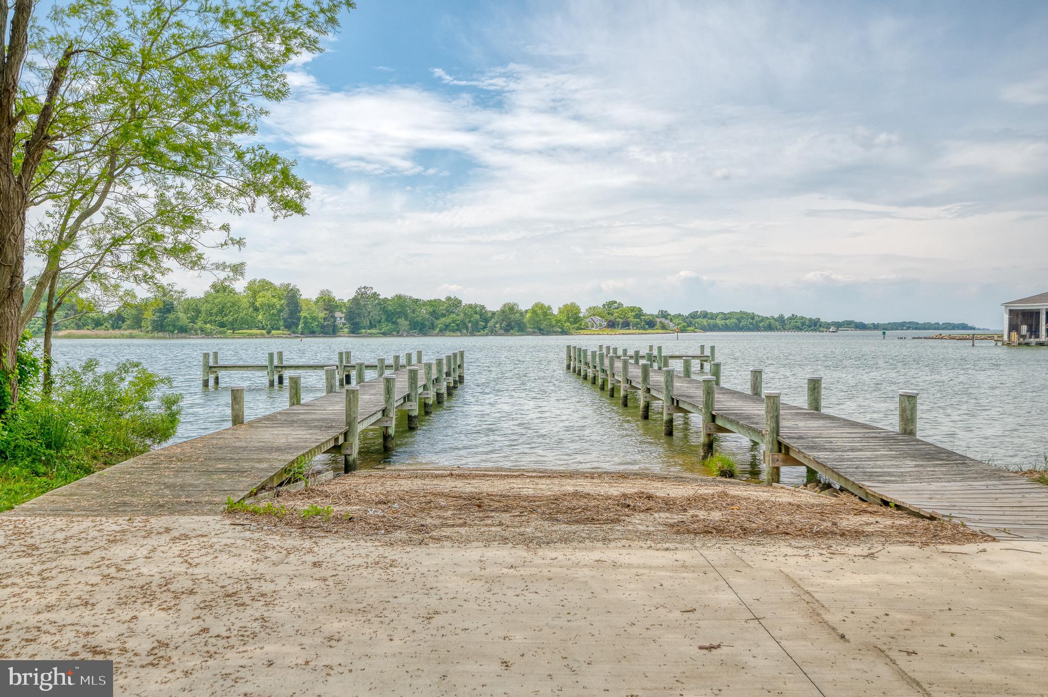 LONGBOAT ESTATES - Residential