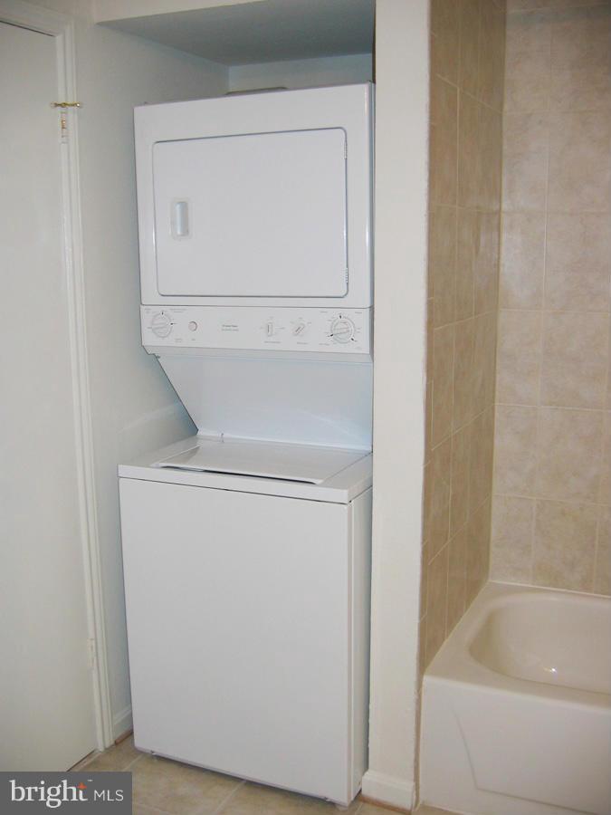 PENDERBROOK SQUARE CONDOMINIUMS - Residential Lease