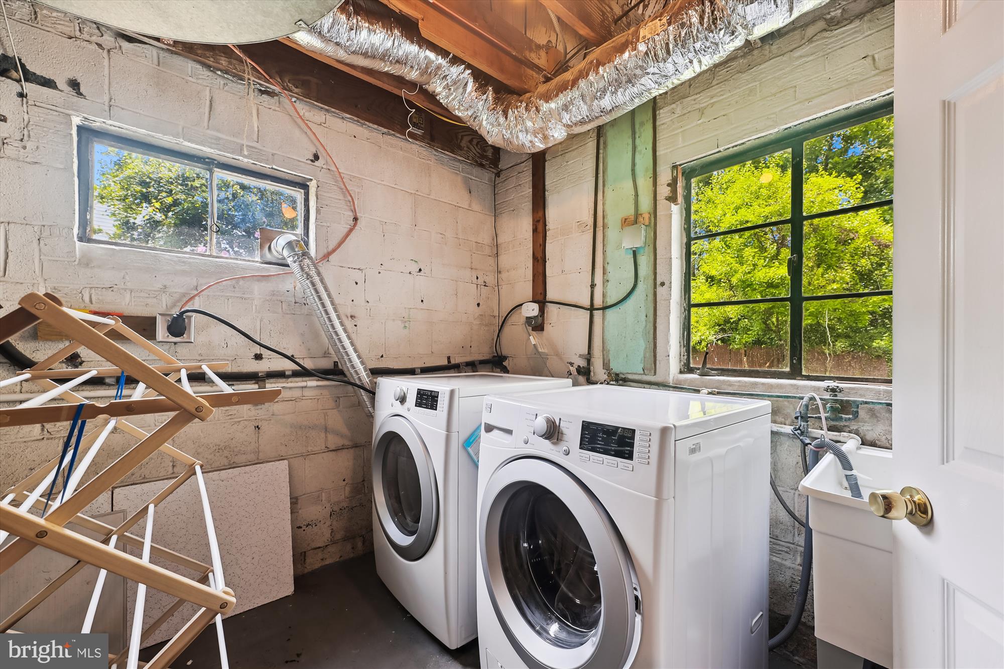 BROYHILL PARK - Residential Lease