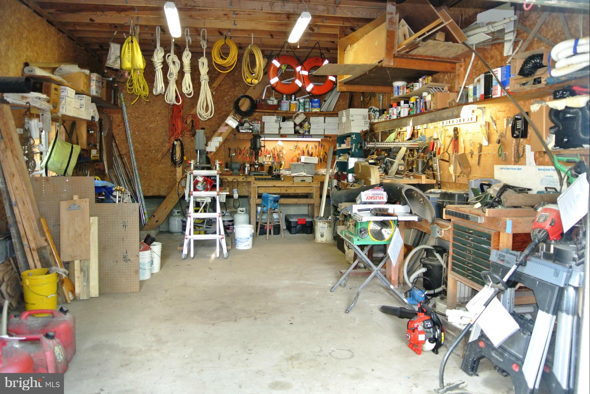 GOLDEN BEACH - Residential