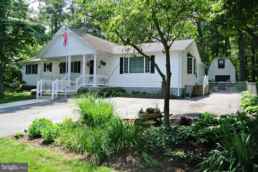 ABSOLUTELY BEAUTIFUL SINGLE STORY HOME...METICULOUSLY MAINTAINED! FLOWING FLOOR PLAN FEATURES HUGE ROOMS, GRANITE COUNTERS, PERGO FLOORING, BUILT-IN BOOKCASE/WET BAR, BUILT-IN DESK, GORGEOUS FIREPLACE IN 23X23 FAMILY ROOM, LG DINING ROOM, STORAGE RM COULD BE OFFICE OR 3RD BATH, MULTIPLE WALK-IN CLOSETS AND A PANTRY YOU WON'T BELIEVE. DET GARAGE W/STAIRS TO TONS OF STORAGE. FENCED BACKYARD & PATIO!