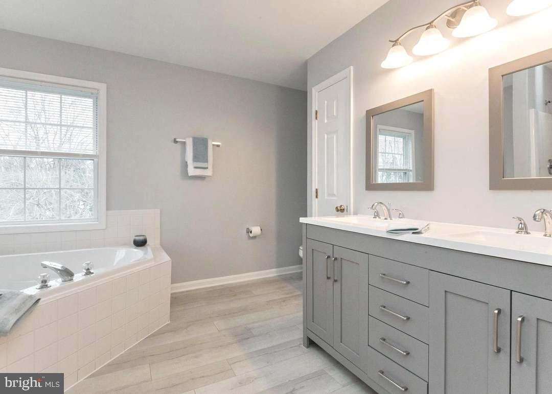 QUEEN ANNE COLONY - Residential