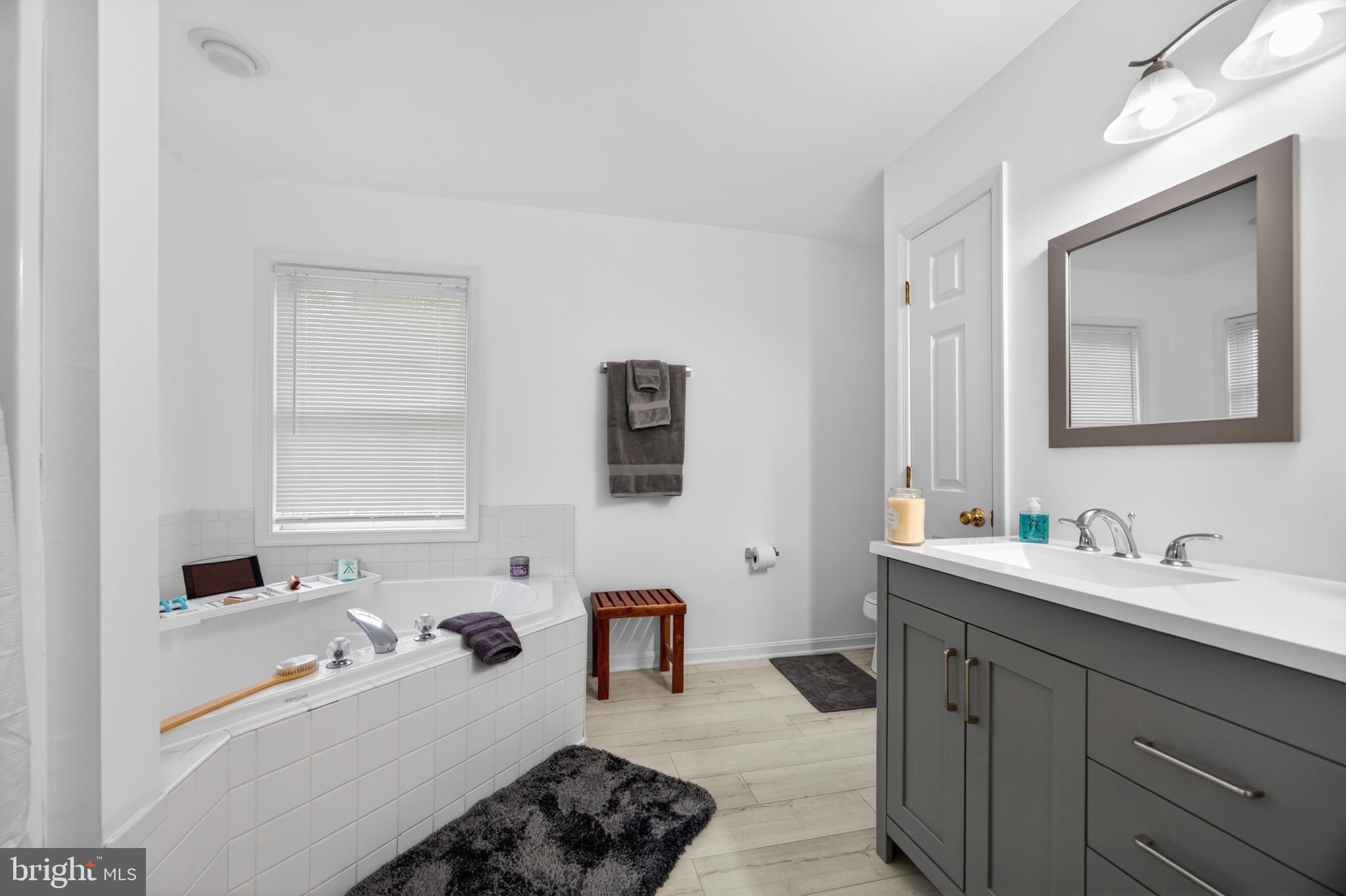 QUEEN ANNE COLONY - Residential