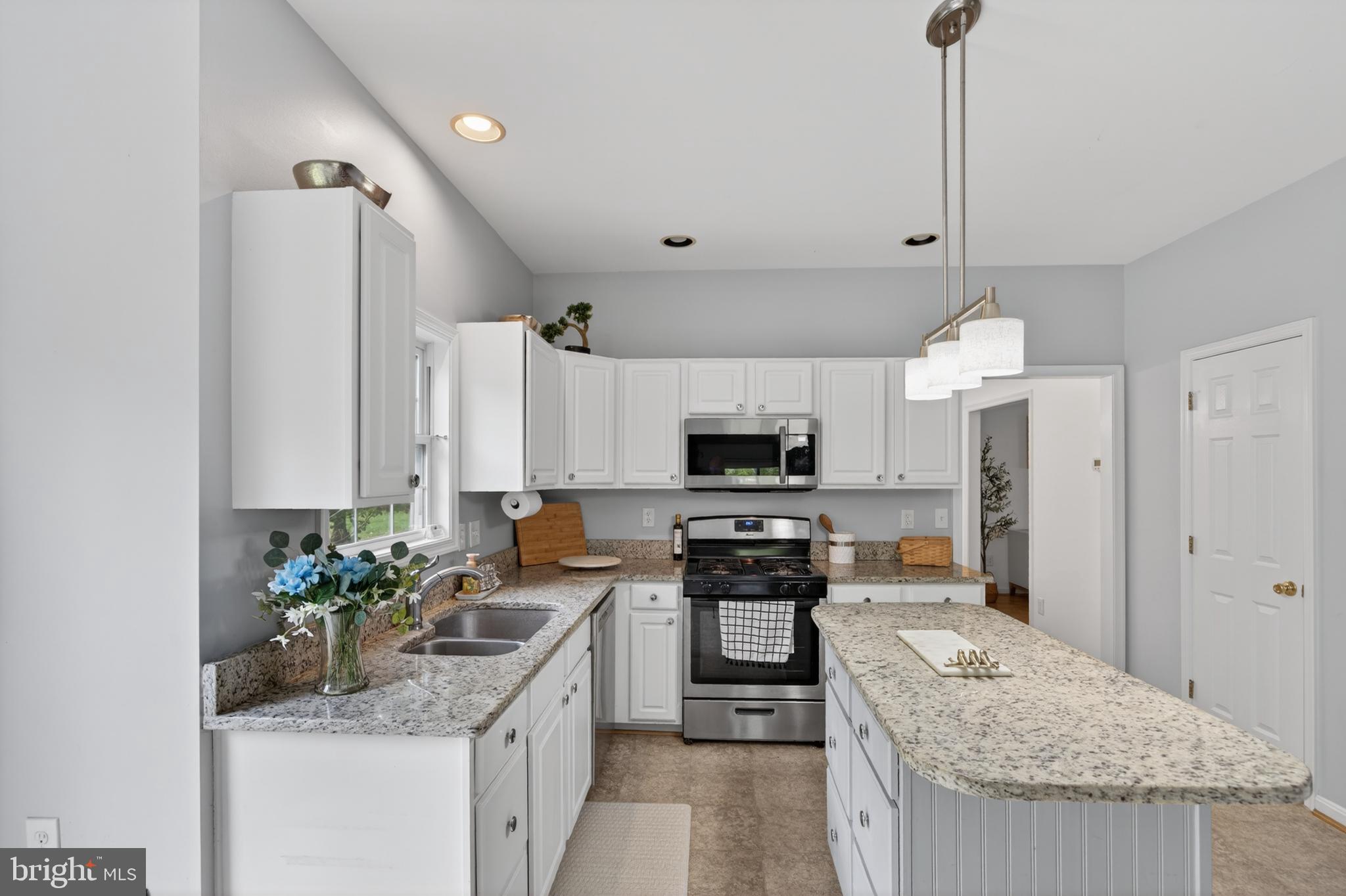 QUEEN ANNE COLONY - Residential