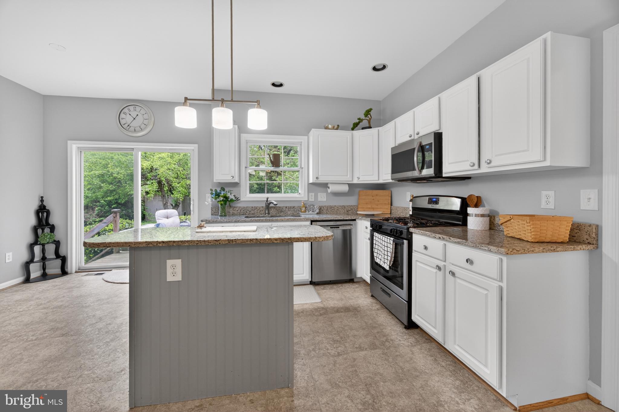 QUEEN ANNE COLONY - Residential