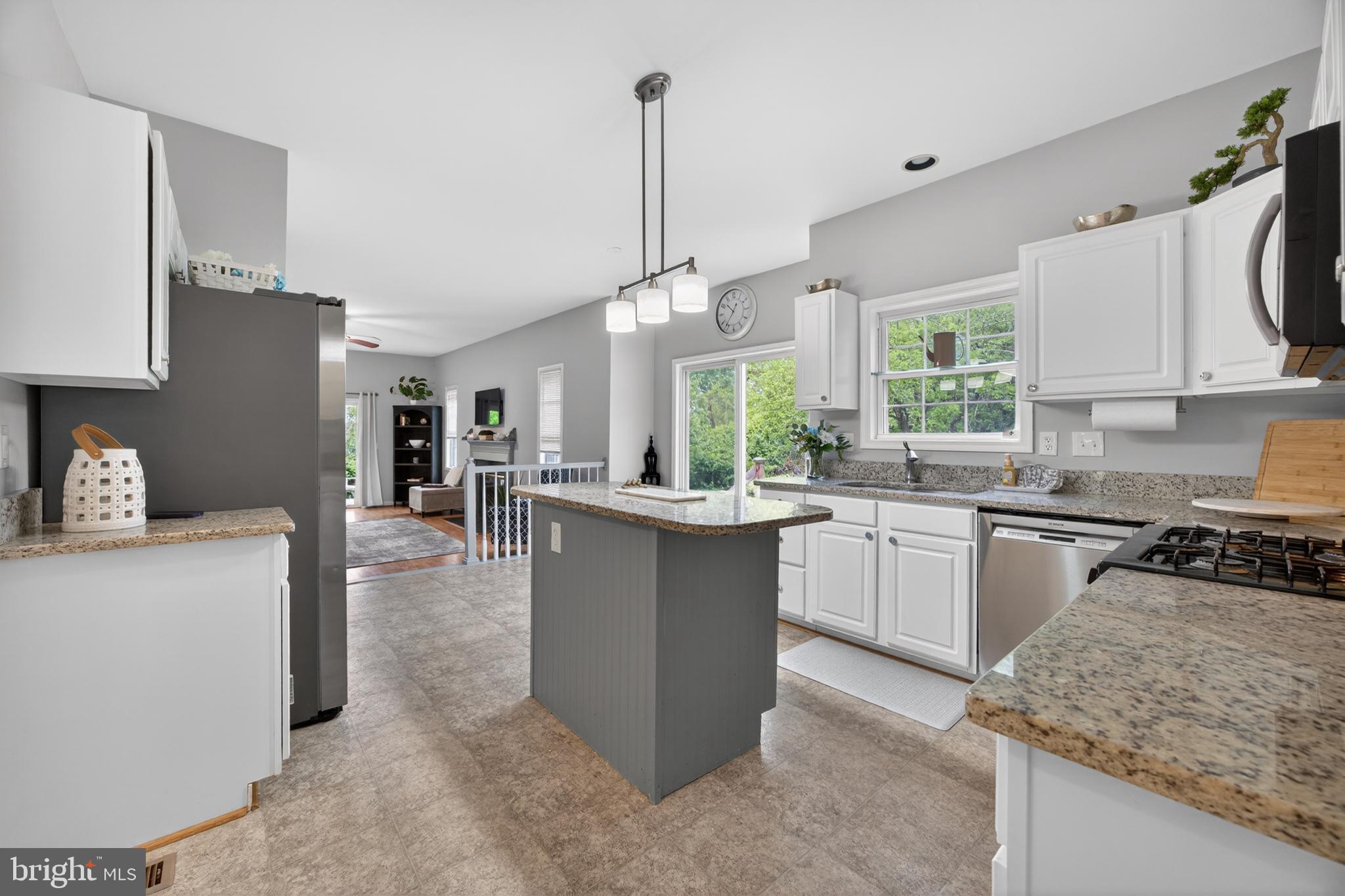 QUEEN ANNE COLONY - Residential