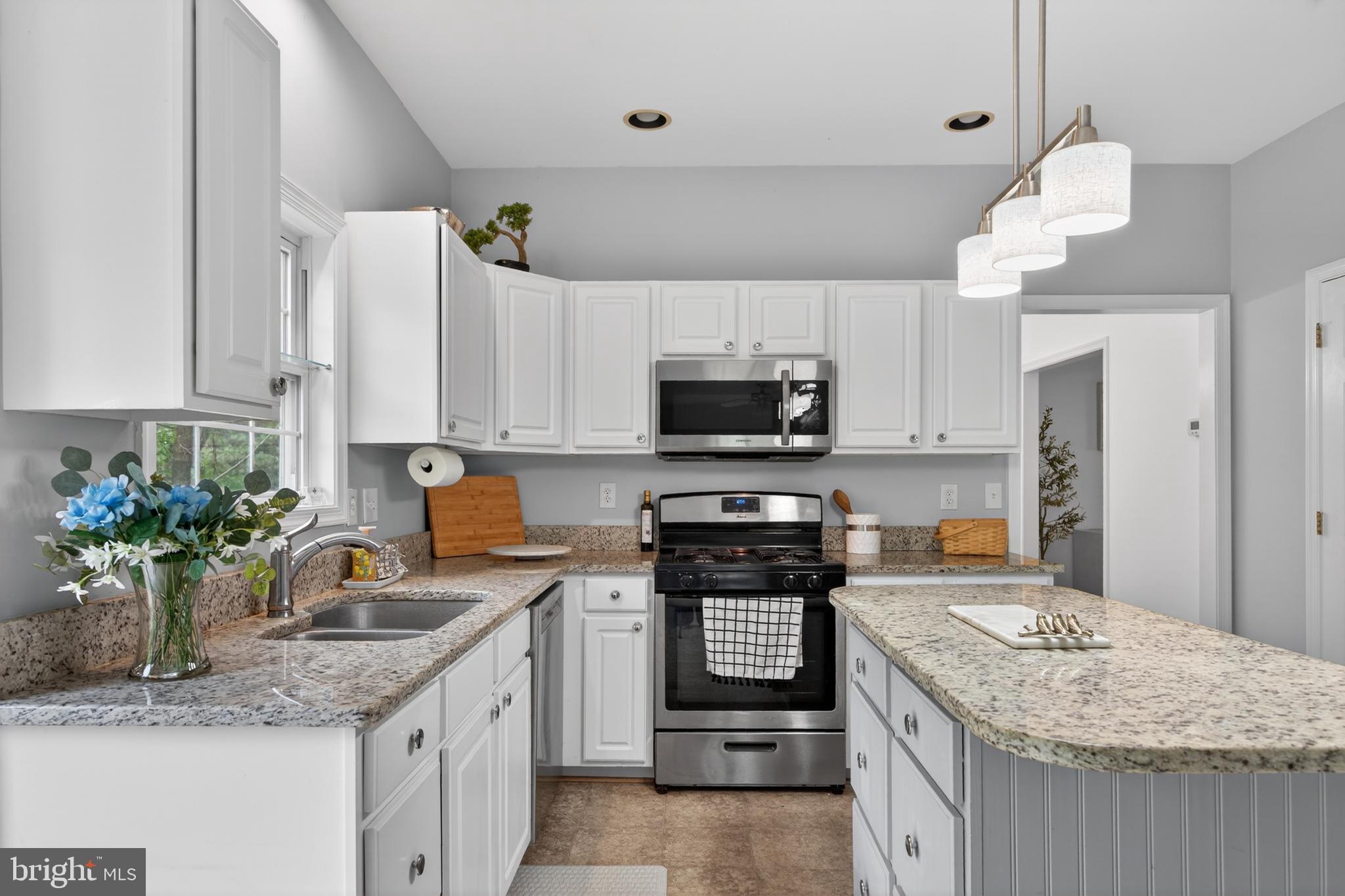 QUEEN ANNE COLONY - Residential