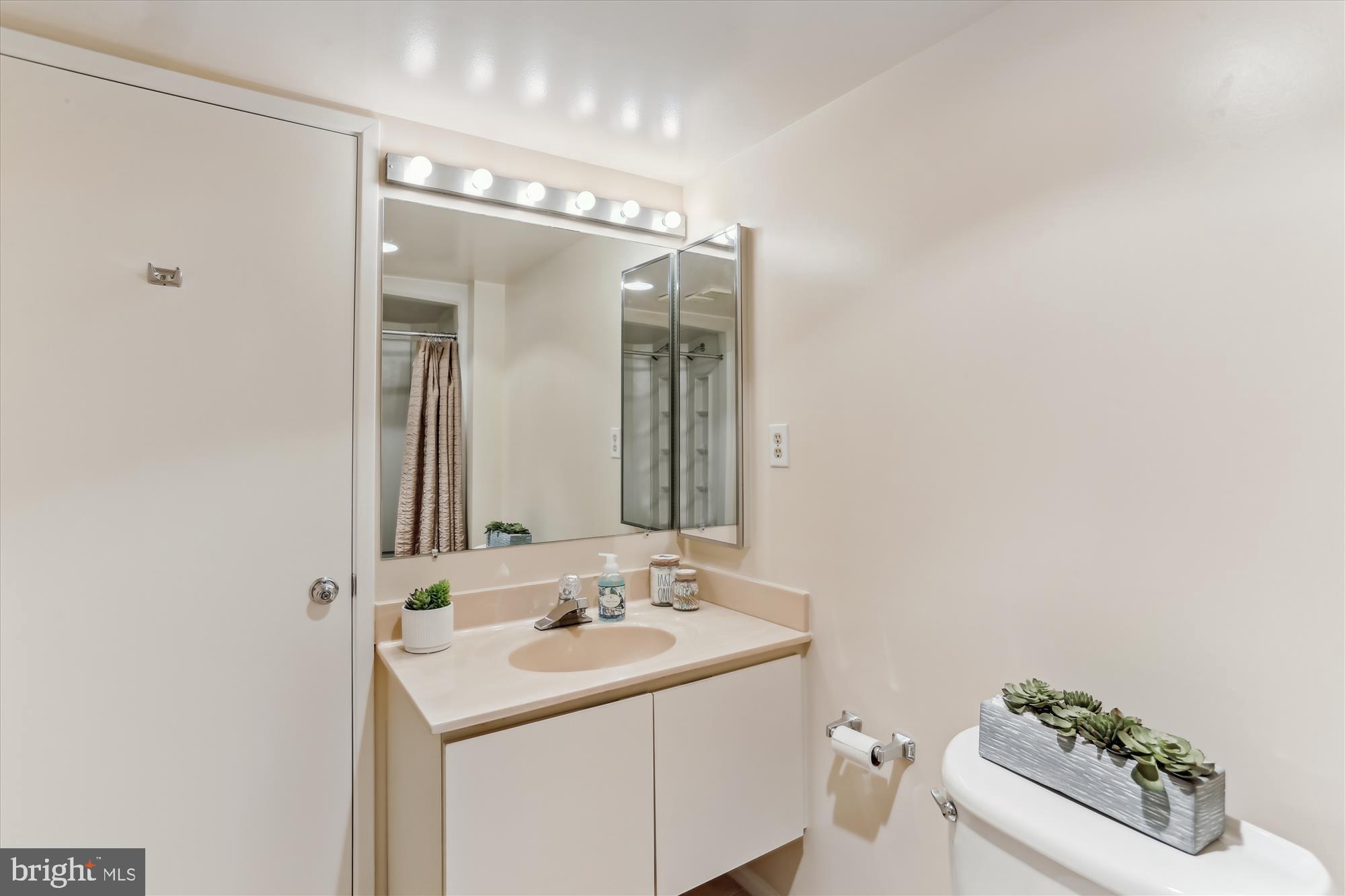 LEISURE WORLD - Residential