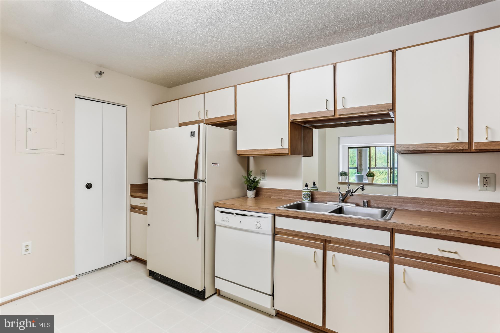 LEISURE WORLD - Residential