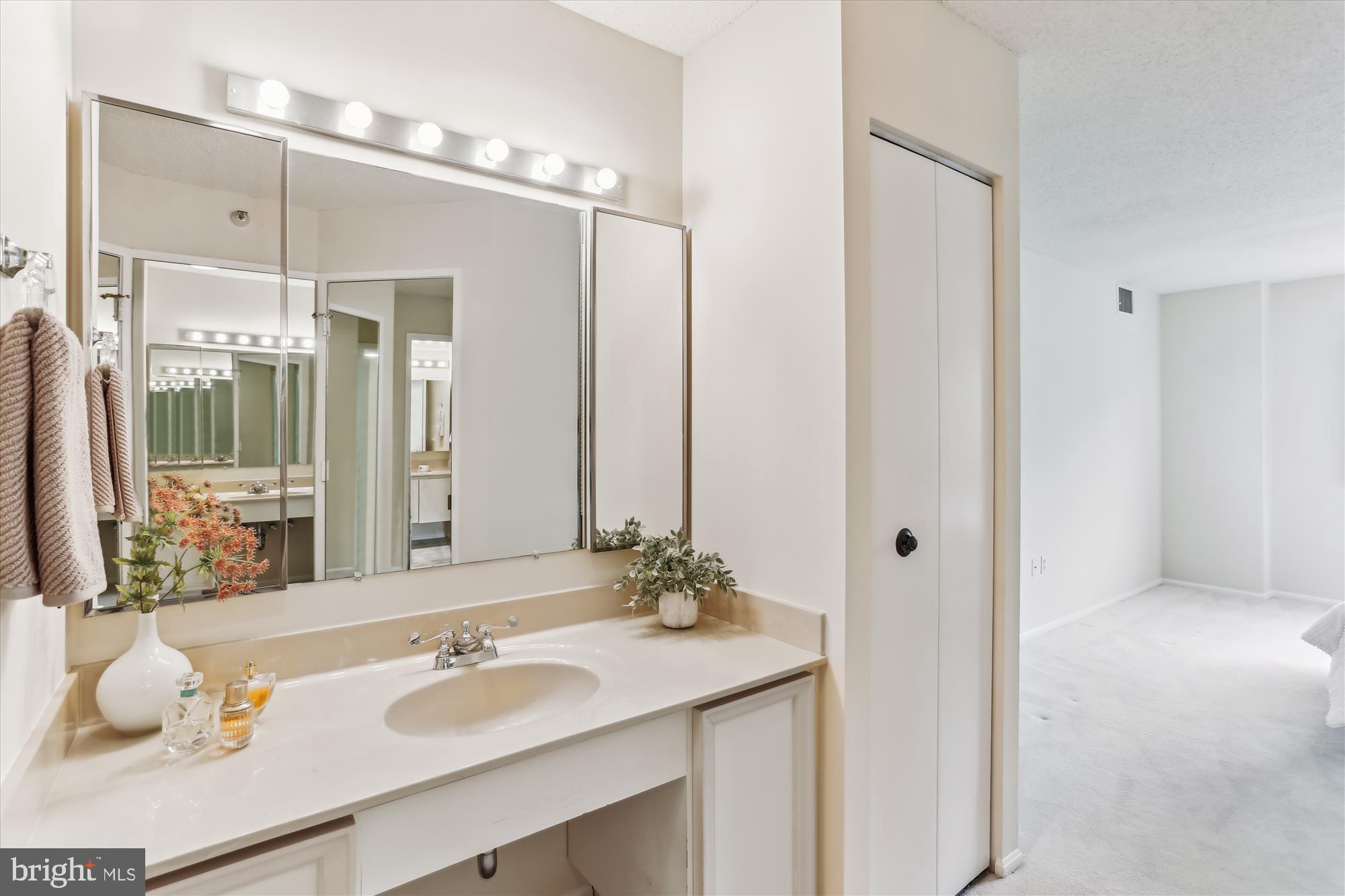 LEISURE WORLD - Residential