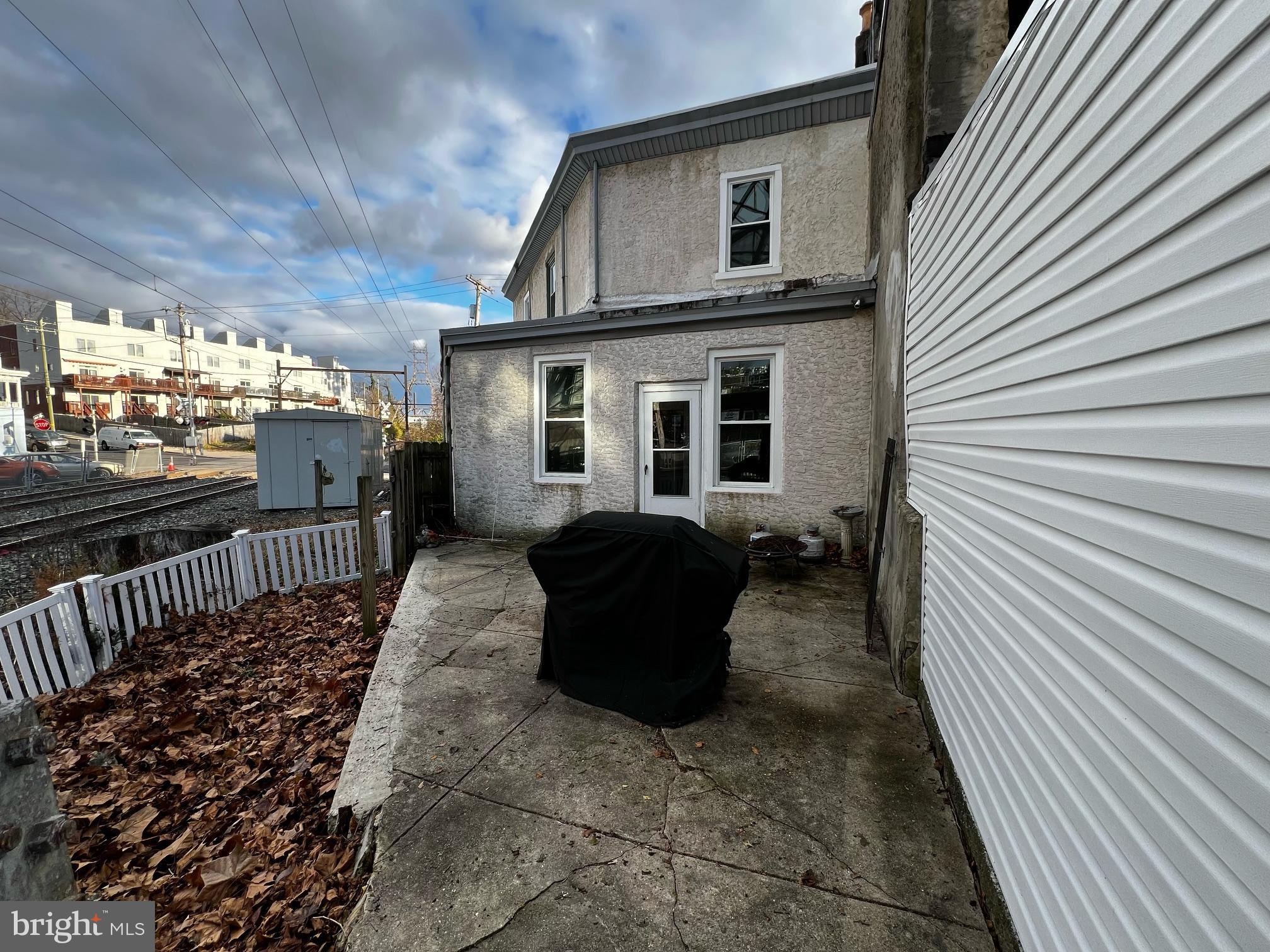 EAST FALLS - Residential Lease