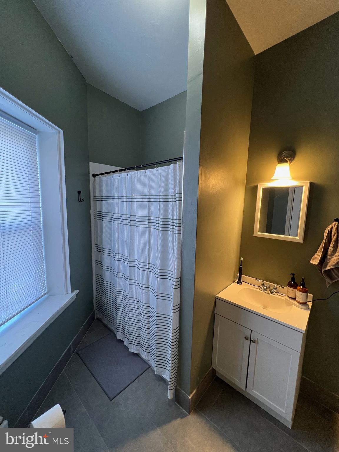 EAST FALLS - Residential Lease