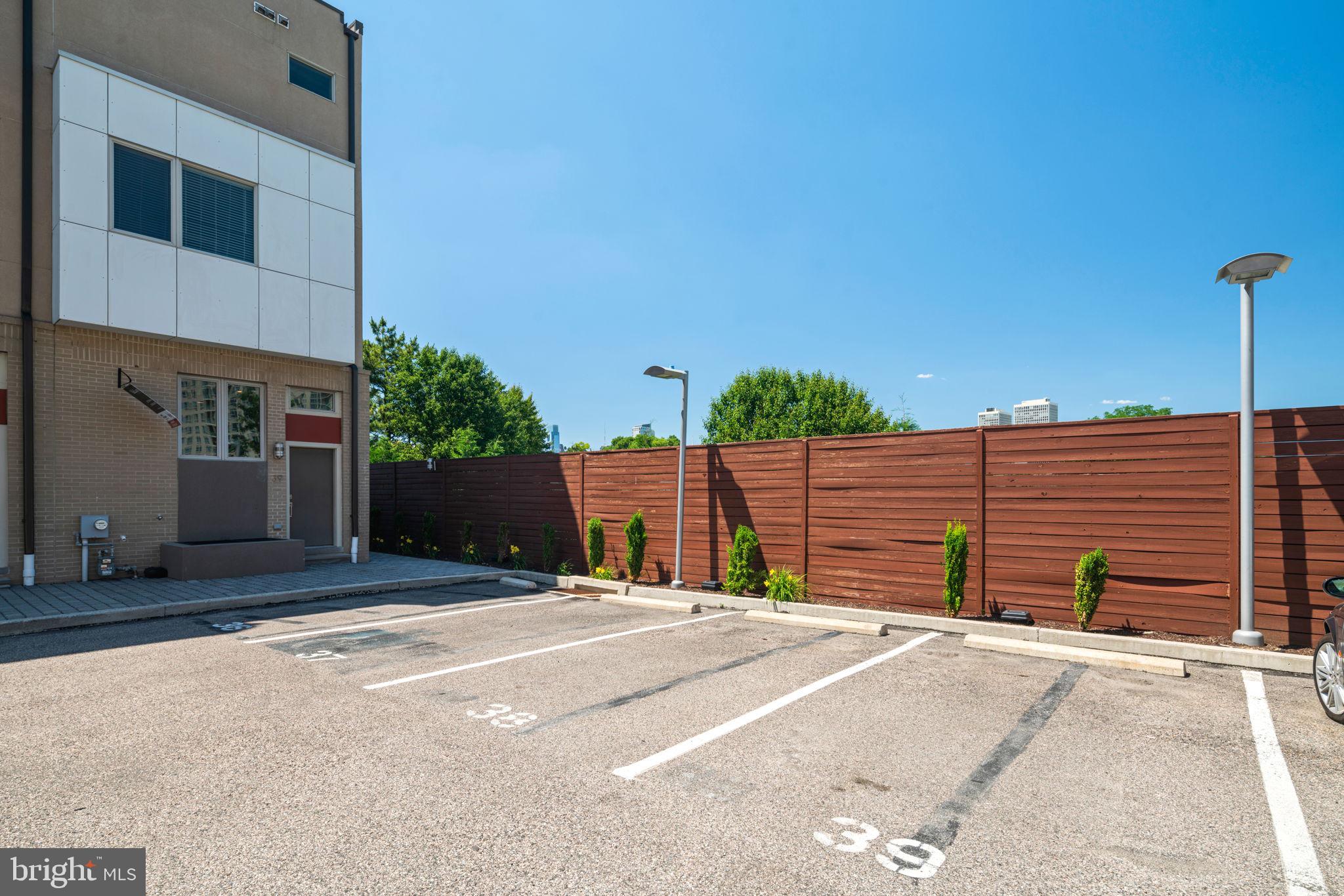 QUEEN VILLAGE - Residential