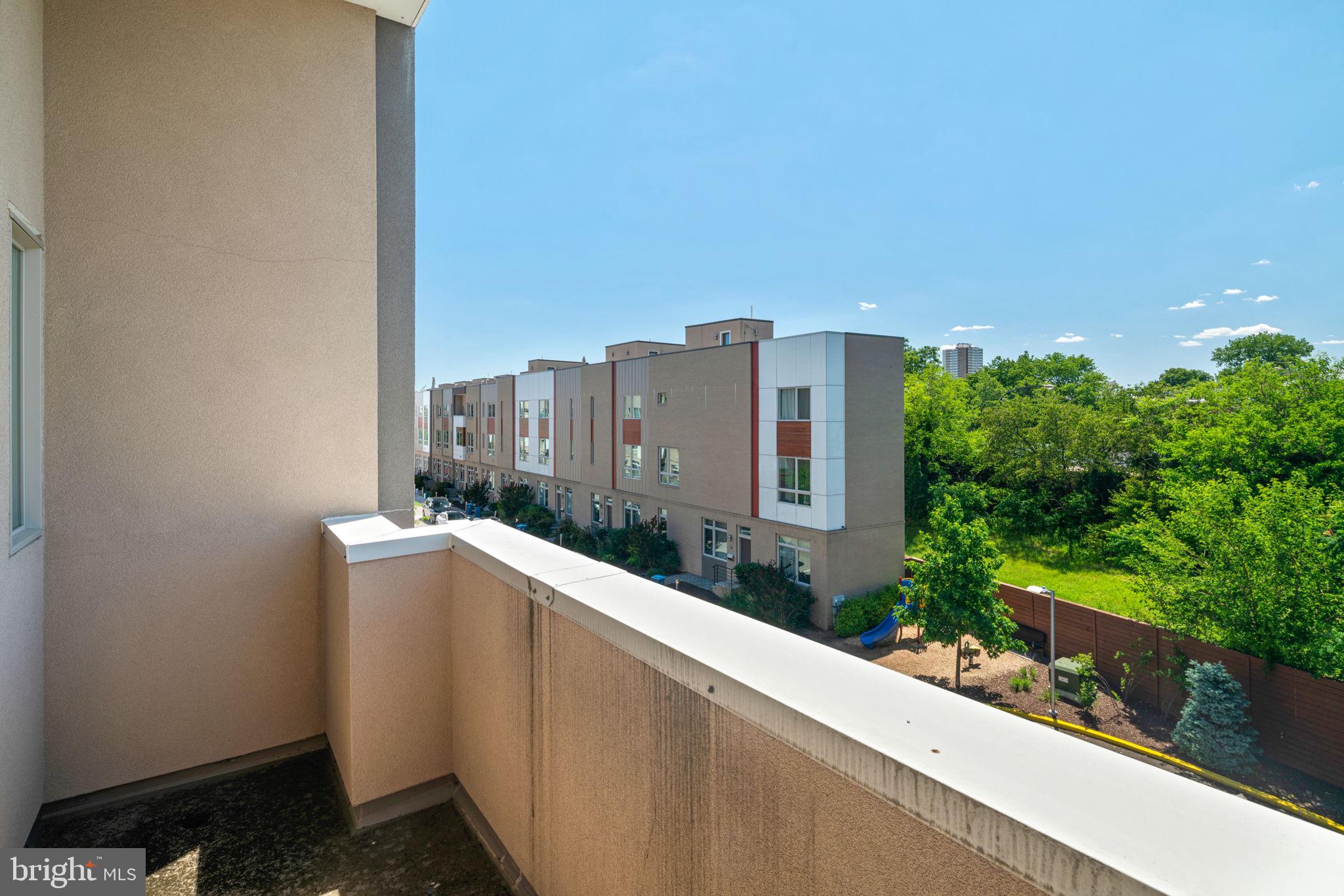 QUEEN VILLAGE - Residential