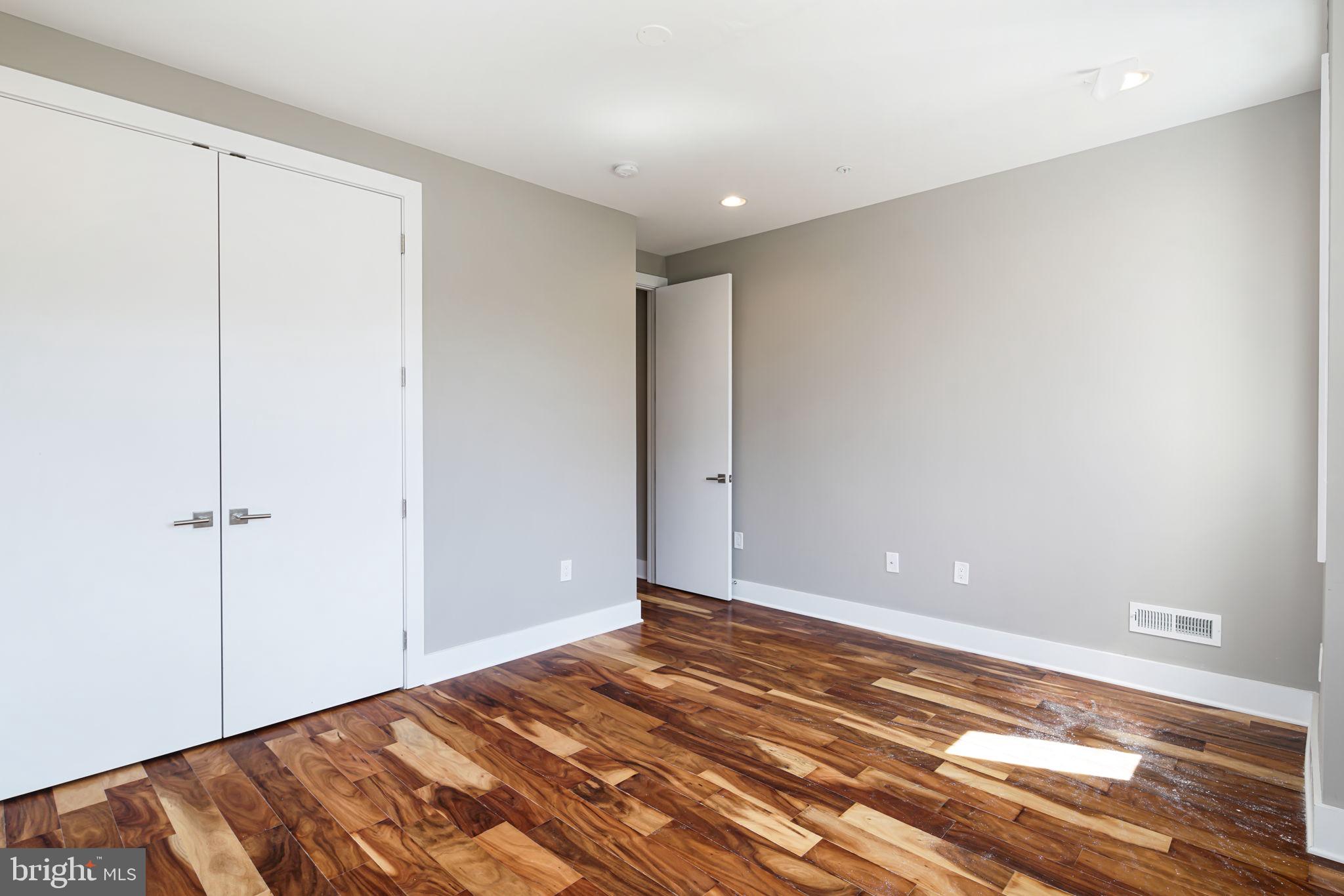 QUEEN VILLAGE - Residential