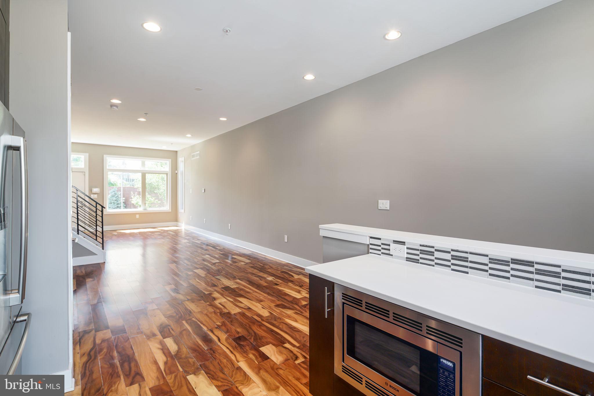 QUEEN VILLAGE - Residential