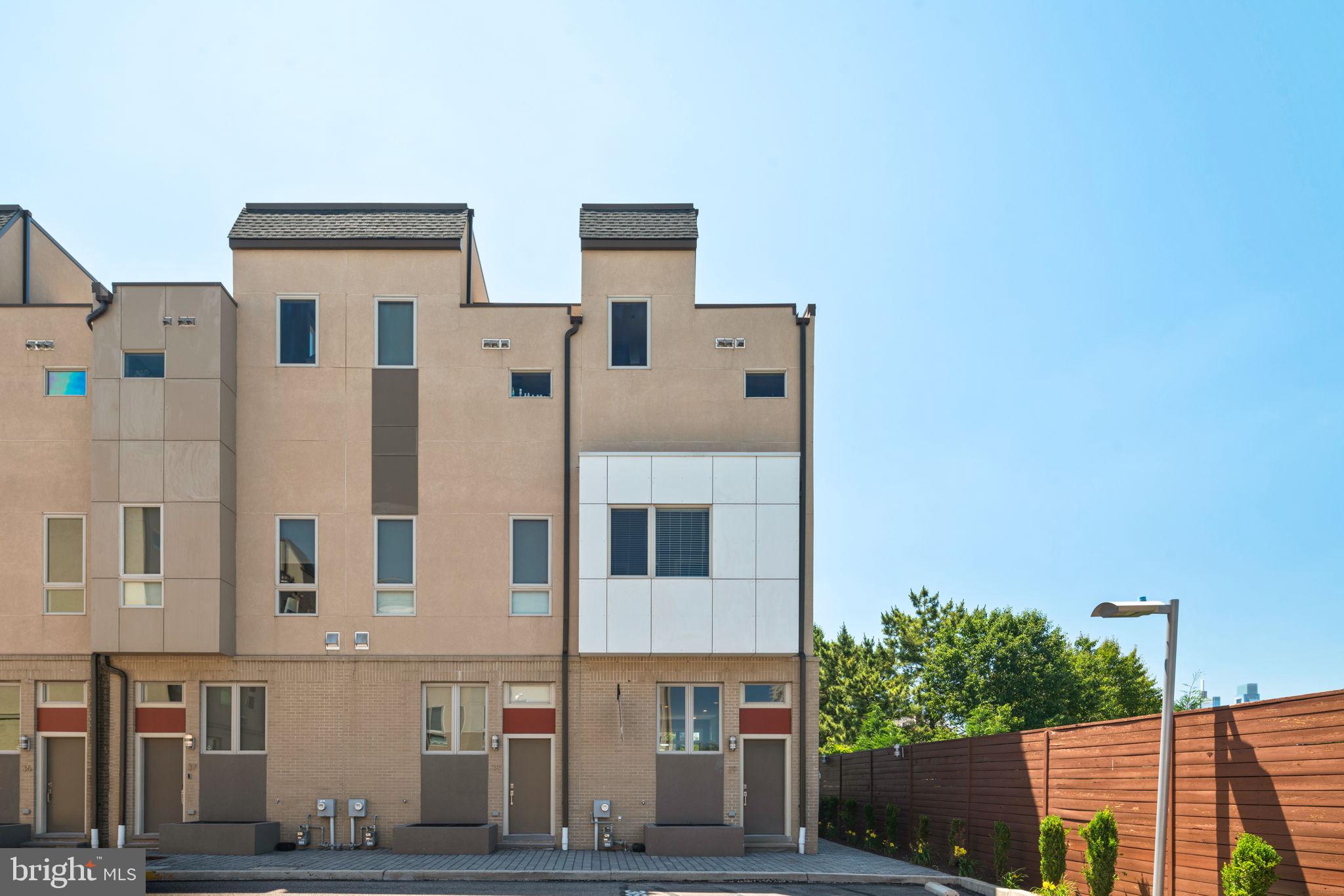 QUEEN VILLAGE - Residential