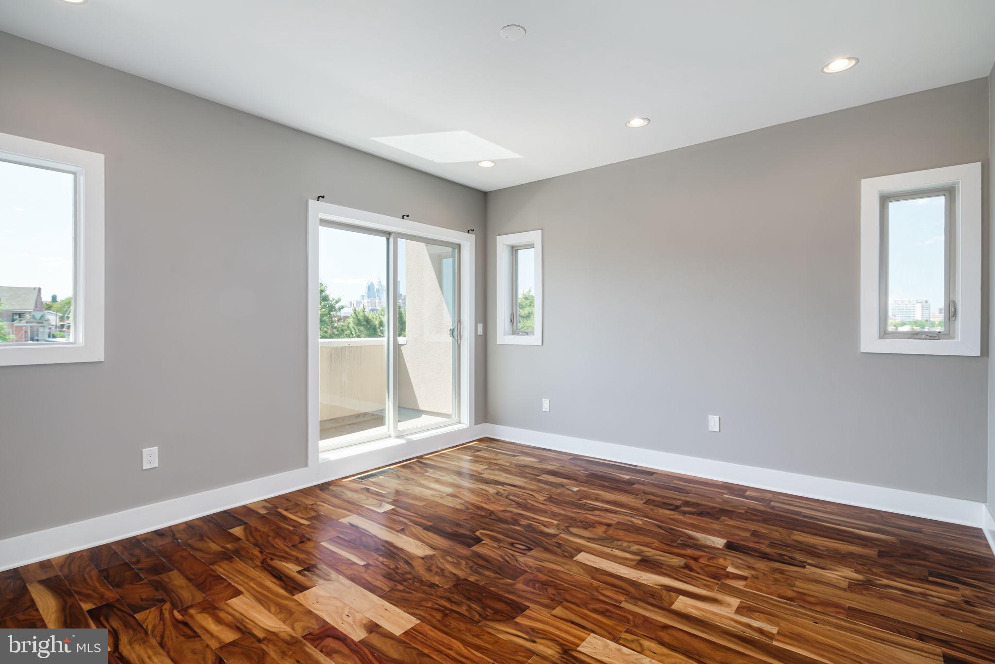 QUEEN VILLAGE - Residential