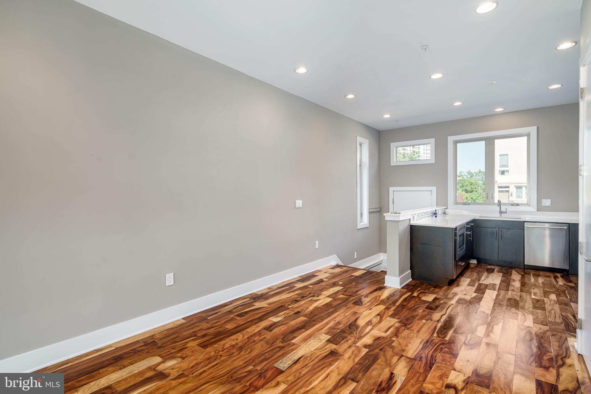 QUEEN VILLAGE - Residential