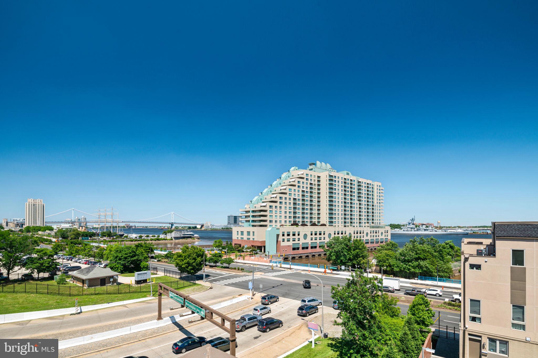 QUEEN VILLAGE - Residential