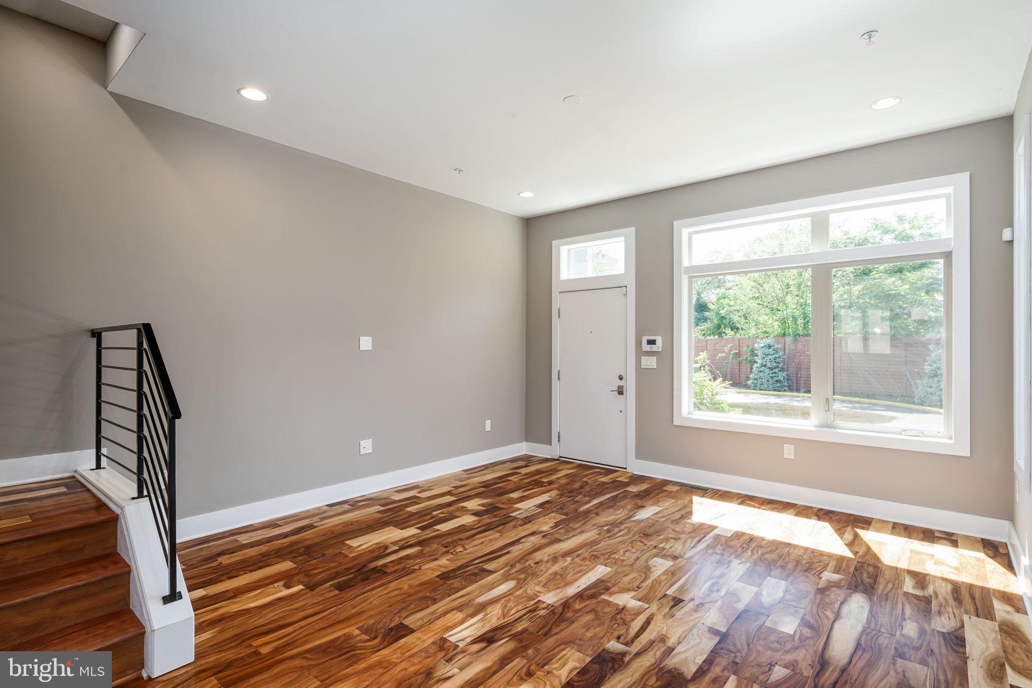 QUEEN VILLAGE - Residential