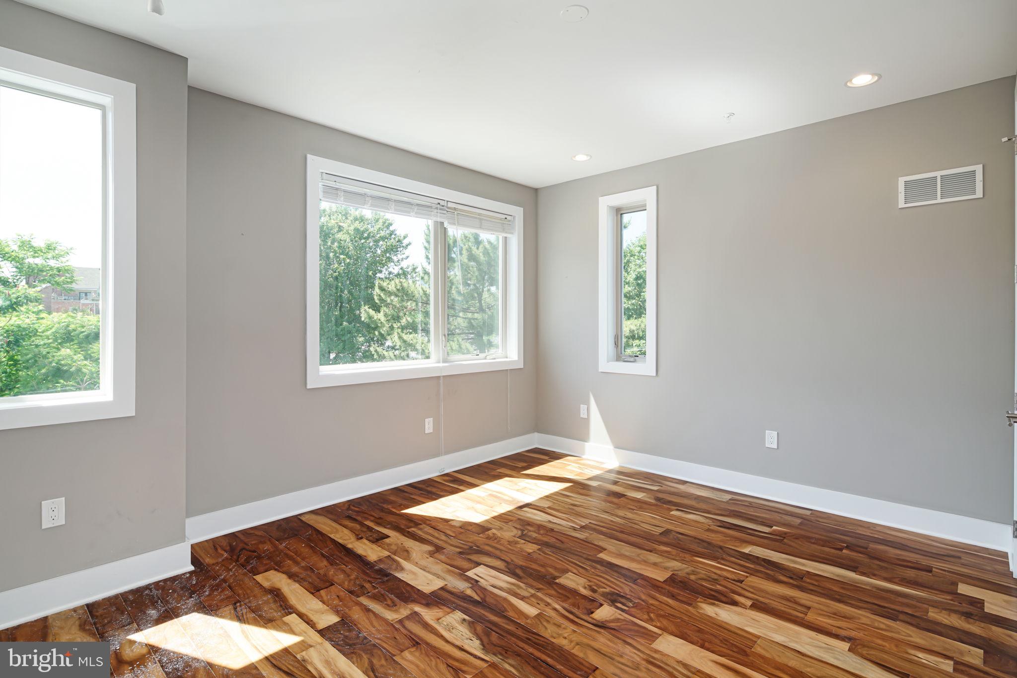 QUEEN VILLAGE - Residential