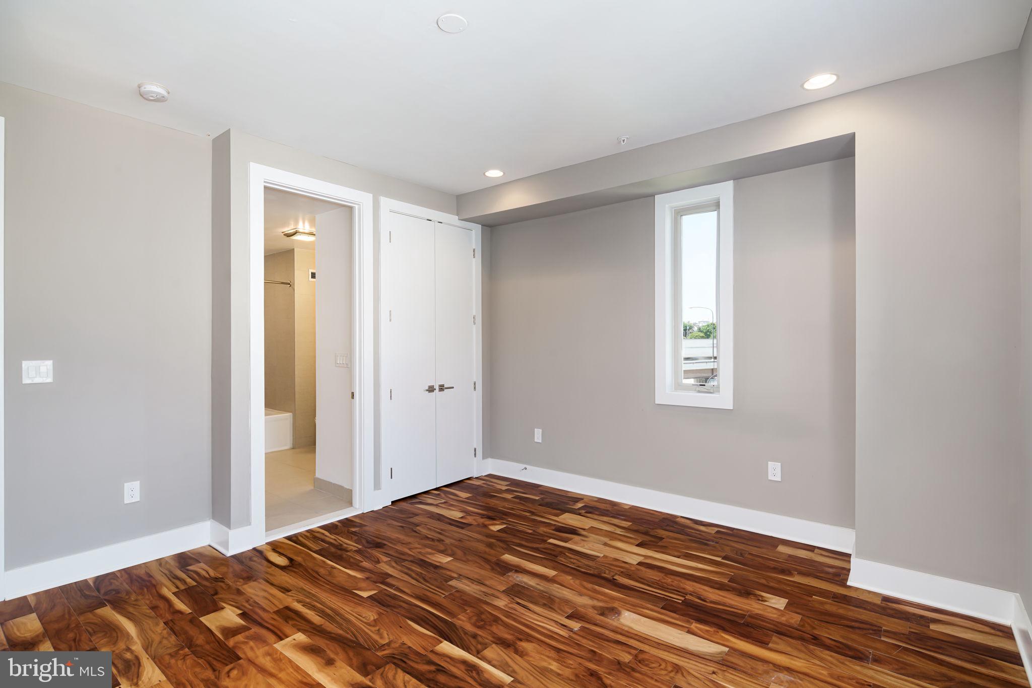 QUEEN VILLAGE - Residential