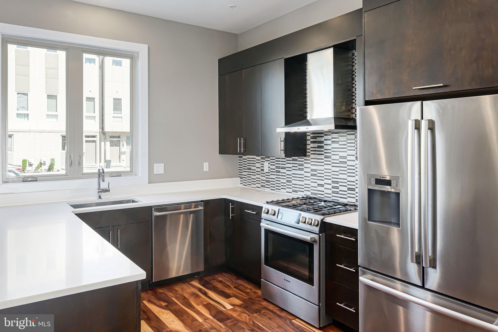 QUEEN VILLAGE - Residential