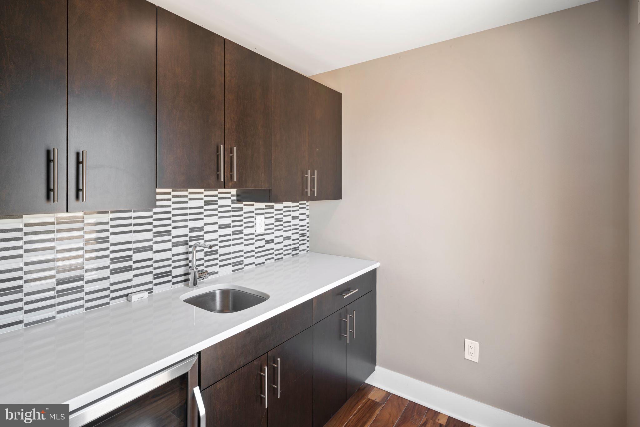 QUEEN VILLAGE - Residential