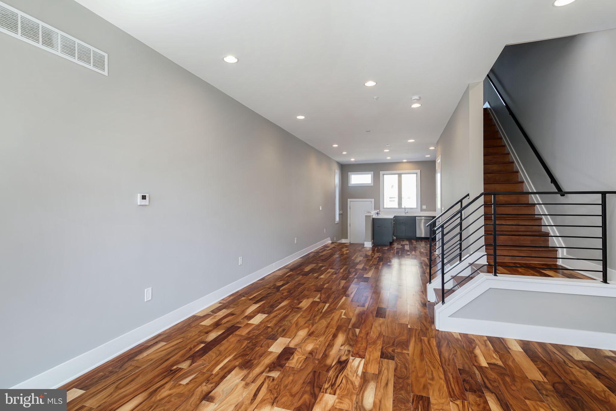 QUEEN VILLAGE - Residential