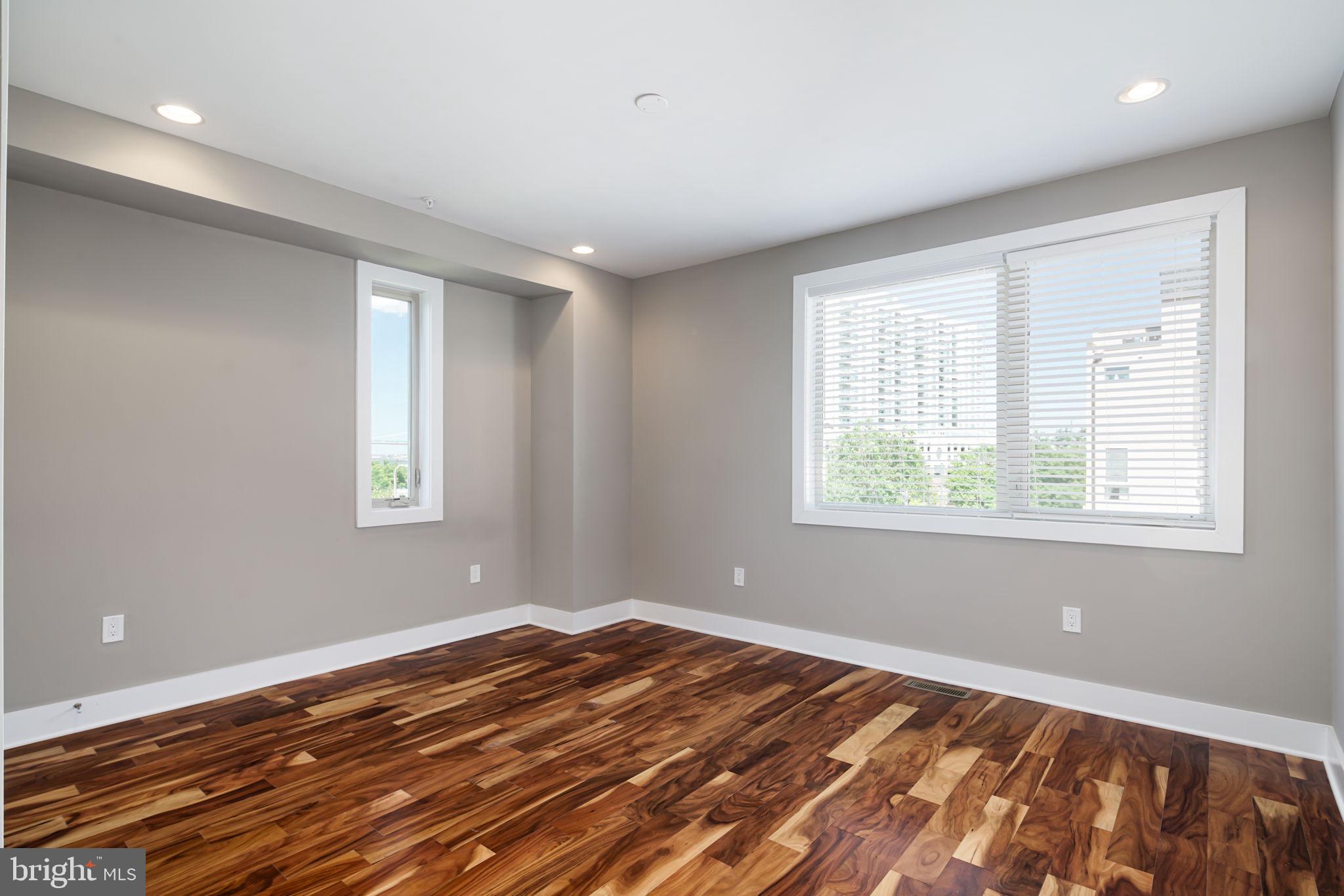 QUEEN VILLAGE - Residential