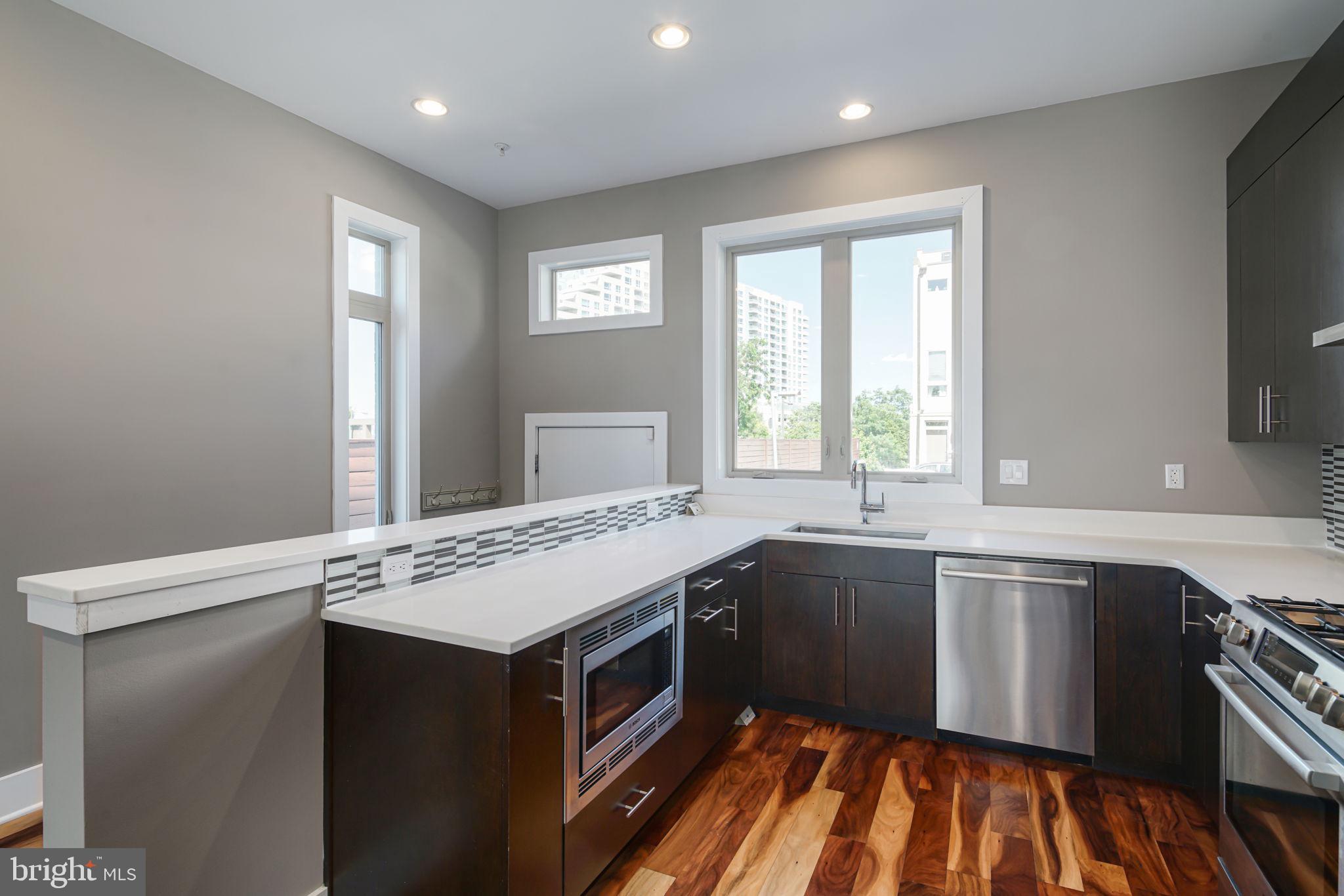 QUEEN VILLAGE - Residential