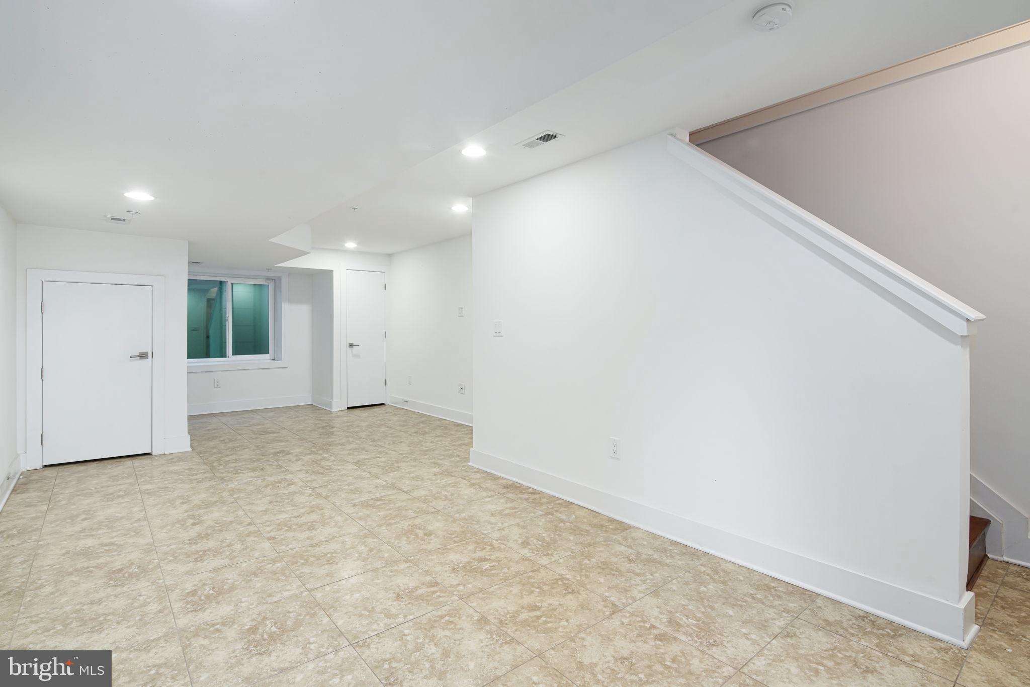 QUEEN VILLAGE - Residential