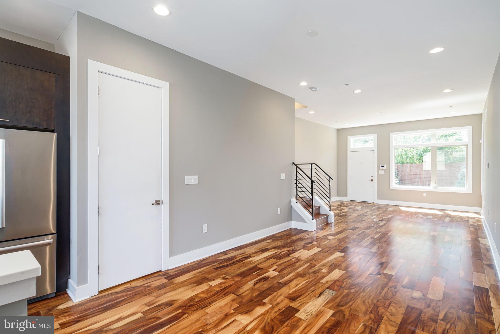 QUEEN VILLAGE - Residential