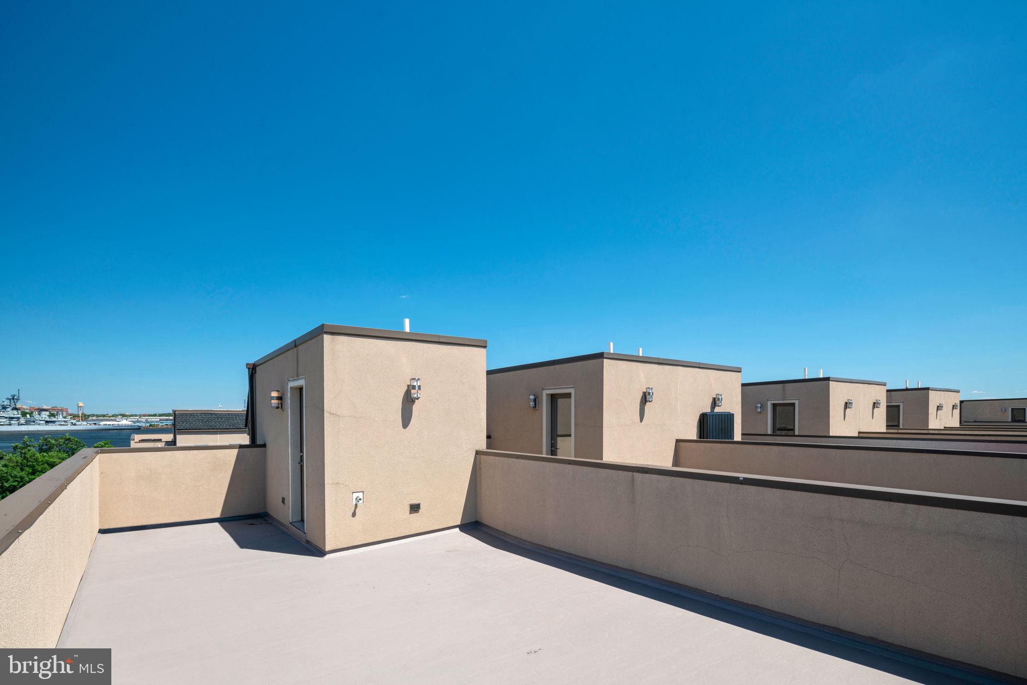 QUEEN VILLAGE - Residential