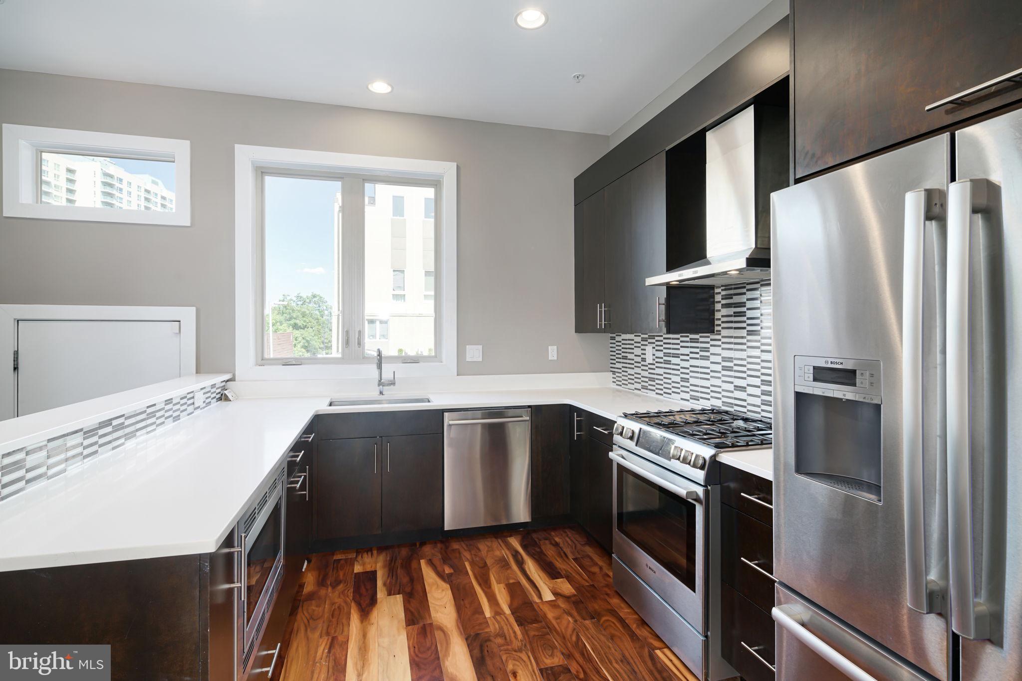 QUEEN VILLAGE - Residential