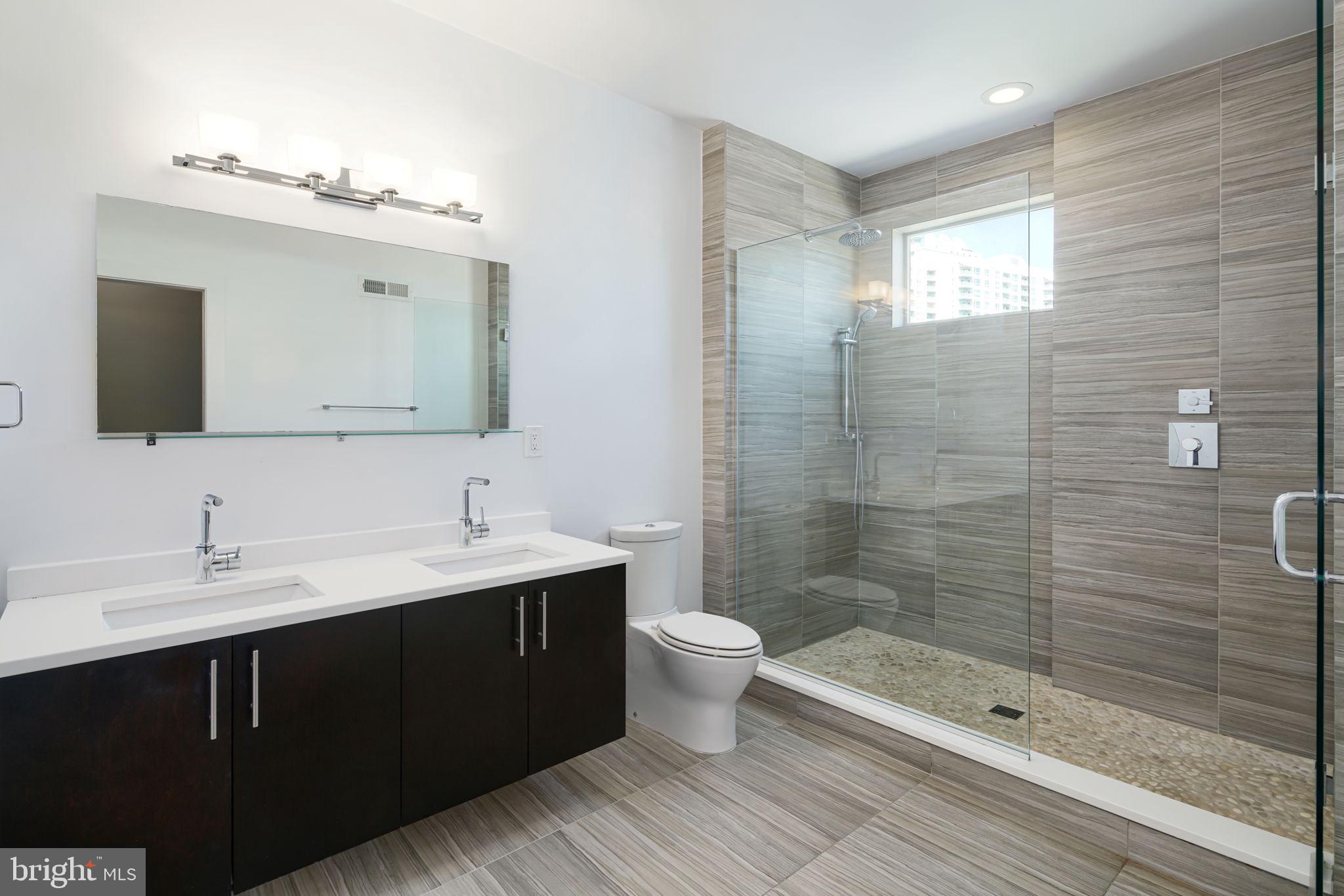 QUEEN VILLAGE - Residential