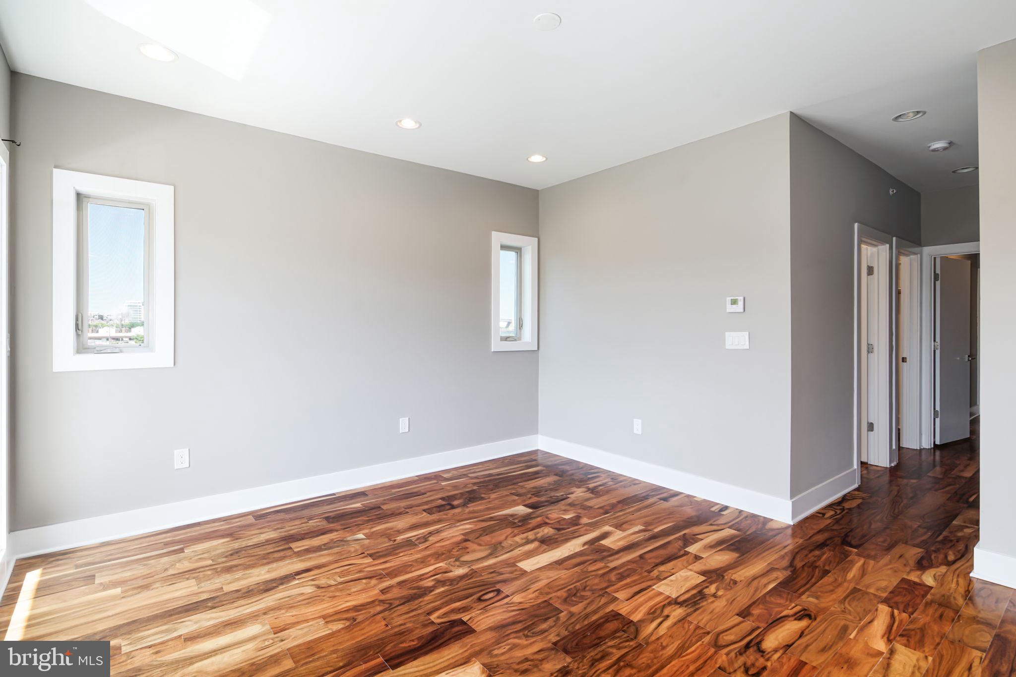 QUEEN VILLAGE - Residential