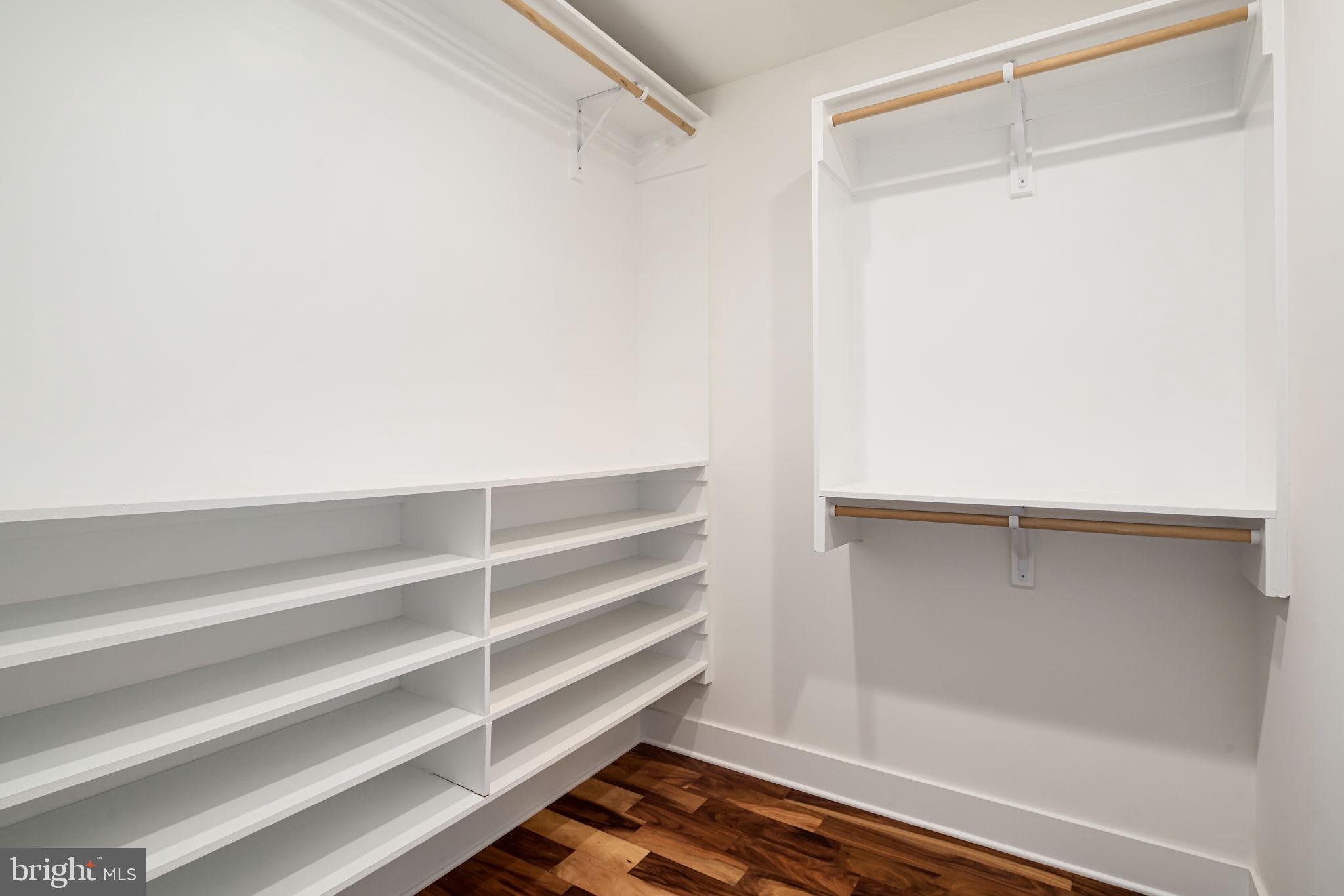 QUEEN VILLAGE - Residential