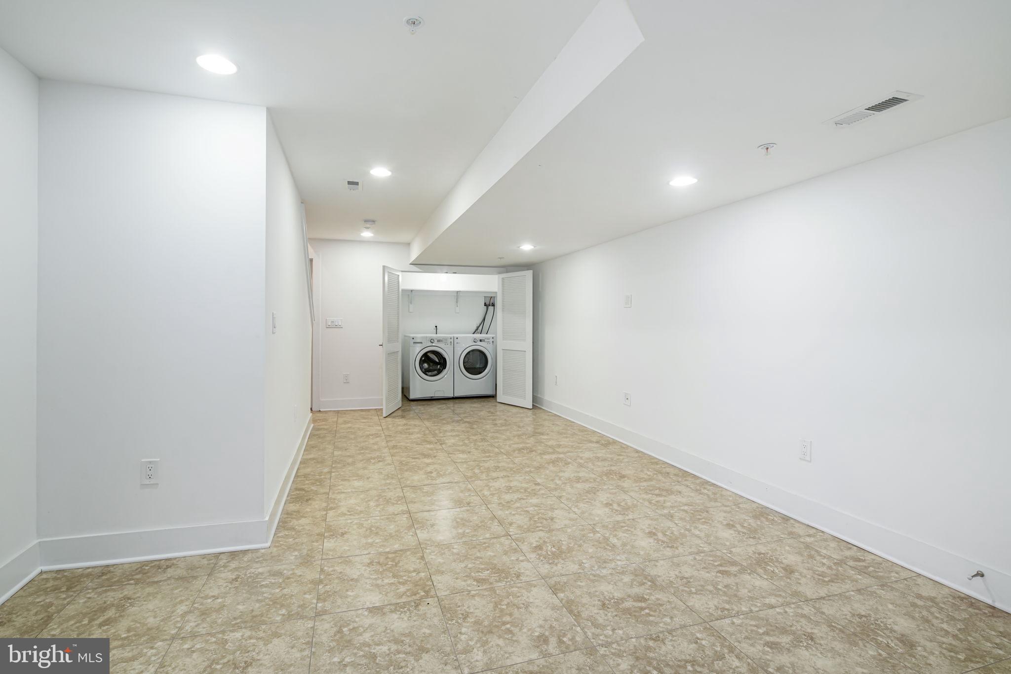 QUEEN VILLAGE - Residential