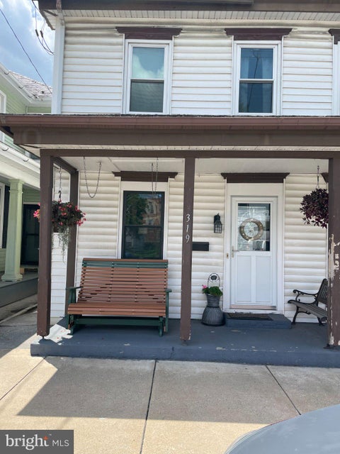 Townhouse For Sale - 319 N Railroad Street<br/> PALMYRA, PA 17078