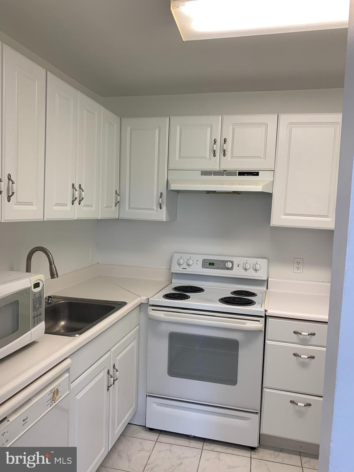 COLUMBIA TOWERS - Residential Lease